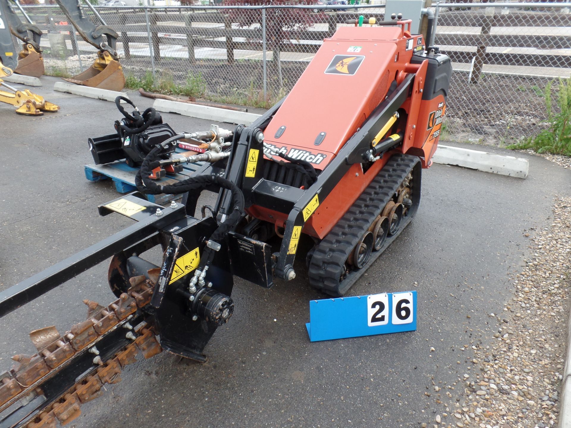 2017 DITCH WITCH SK755 WALK BEHIND MULTI TERRAIN, HYD, Q/C, BUCKET, 123 HRS, S/N