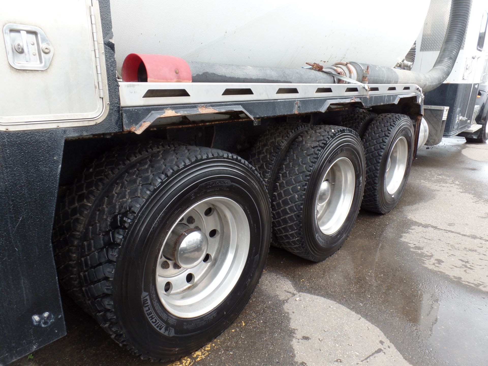 2015 PETERBILT 367 TRI DRIVE HYDRO VAC TRUCK, 148,044 KM., CUMMINS ISX15, 550 HP, ENGINE BRAKE, - Image 17 of 27