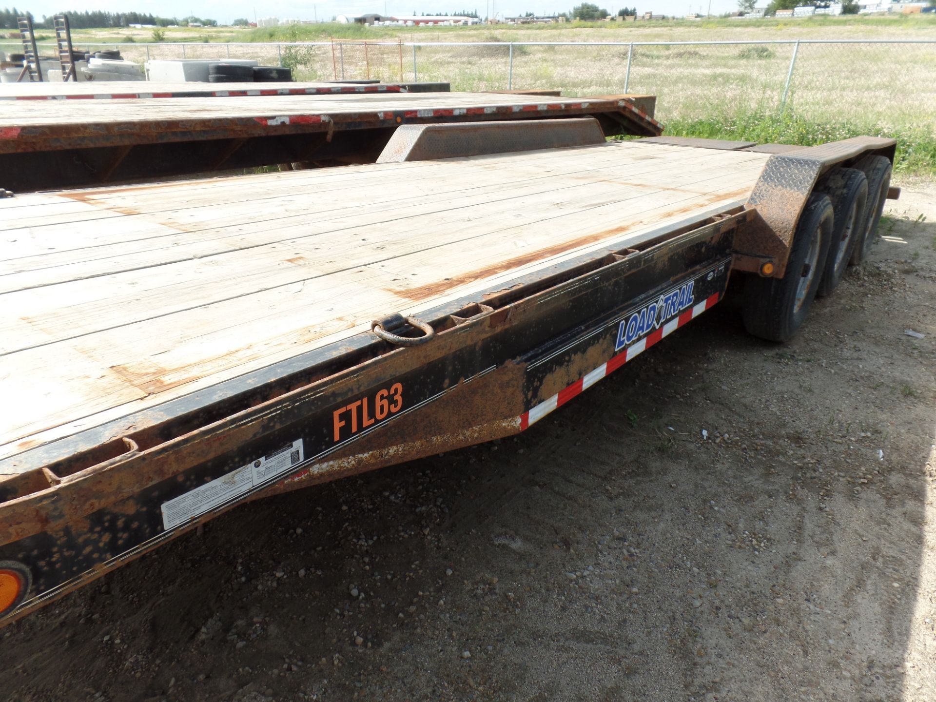 2015 LOAD TRAIL TRI AXLE 20.5' EQUIPMENT TRAILER, BEAVERTAIL W/FOLD OVER RAMPS, ELEC. BRAKES, S/N - Image 4 of 8