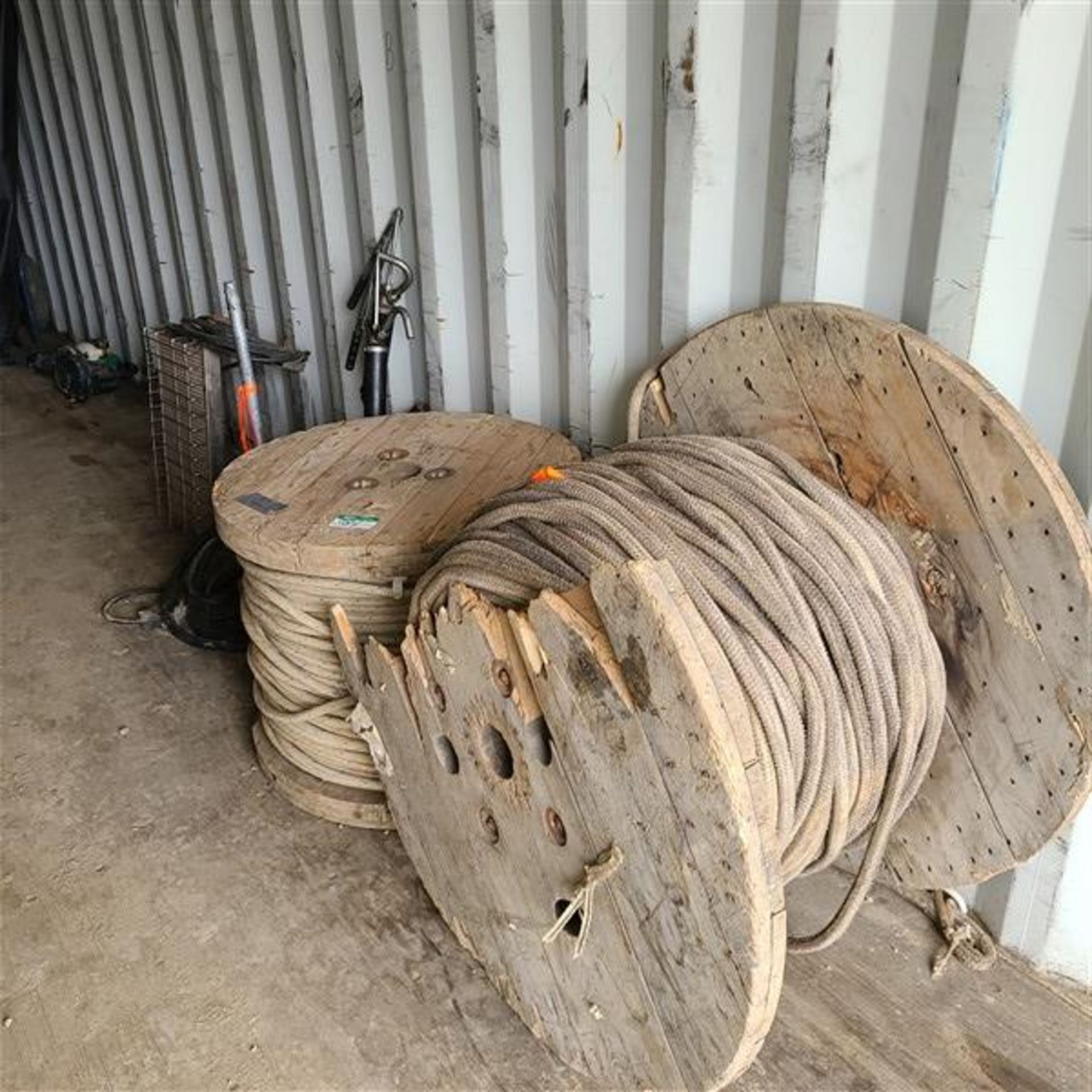 CONTENTS OF BLUE SEACAN CONTAINER, REEL OF ROPE, TIRES, SLINGS ETC. - Image 4 of 15