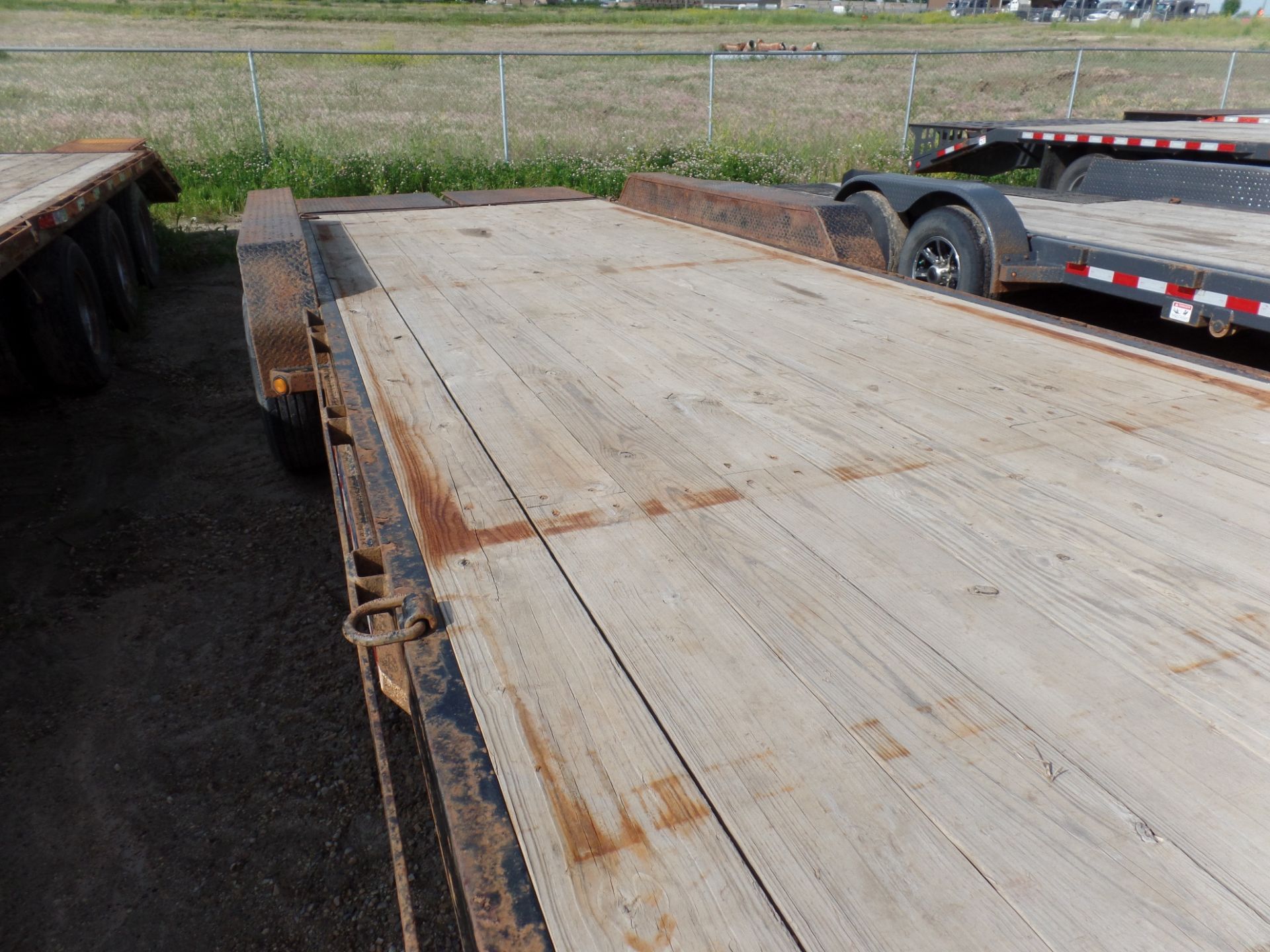2015 LOAD TRAIL TRI AXLE 20.5' EQUIPMENT TRAILER, BEAVERTAIL W/FOLD OVER RAMPS, ELEC. BRAKES, S/N - Image 8 of 8