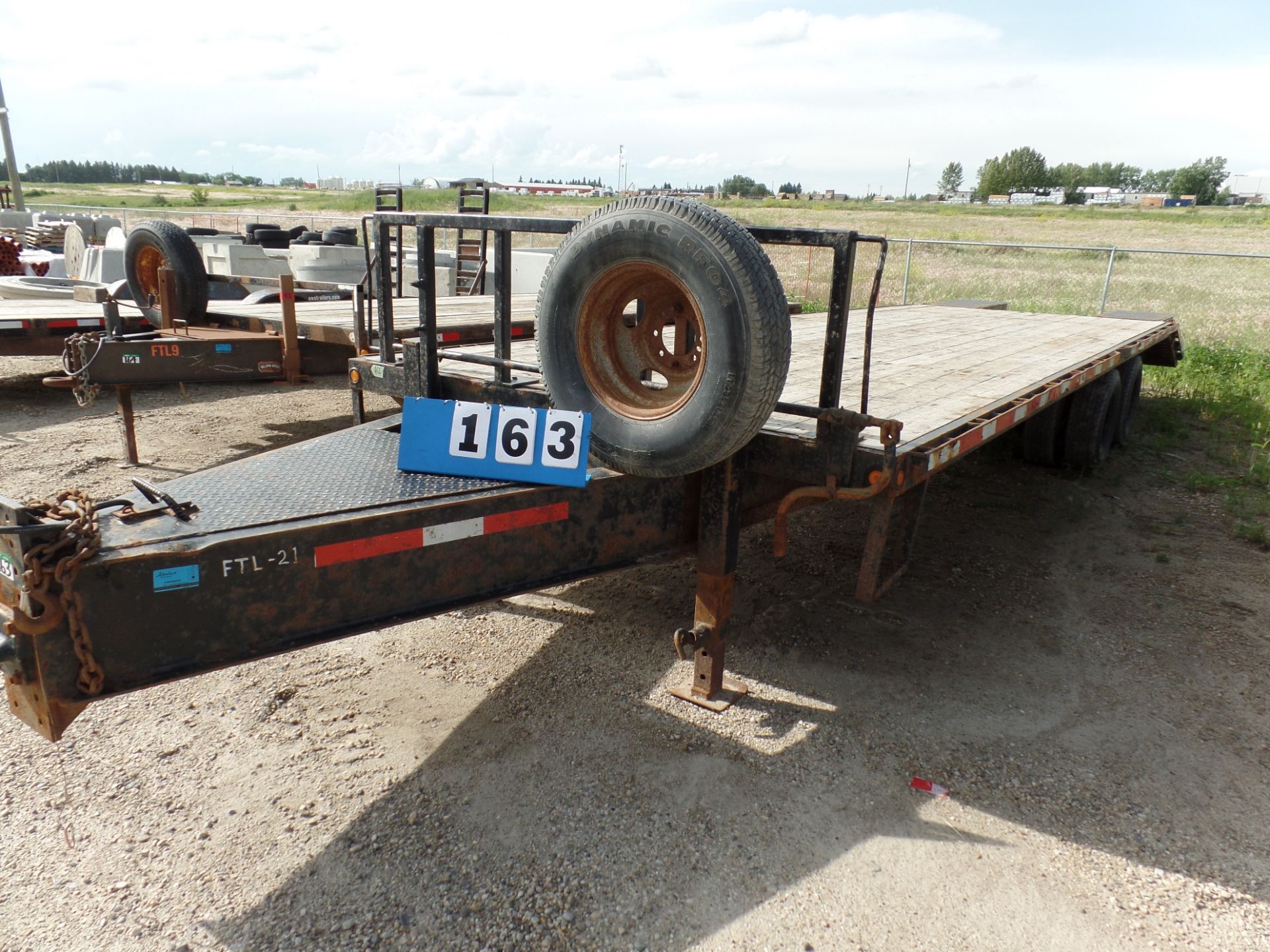 EQUIPMENT TRAILER, 25' TANDEM DUAL BEAVERTAIL W/FOLD OVER RAMPS, ELEC. BRAKES VIN: