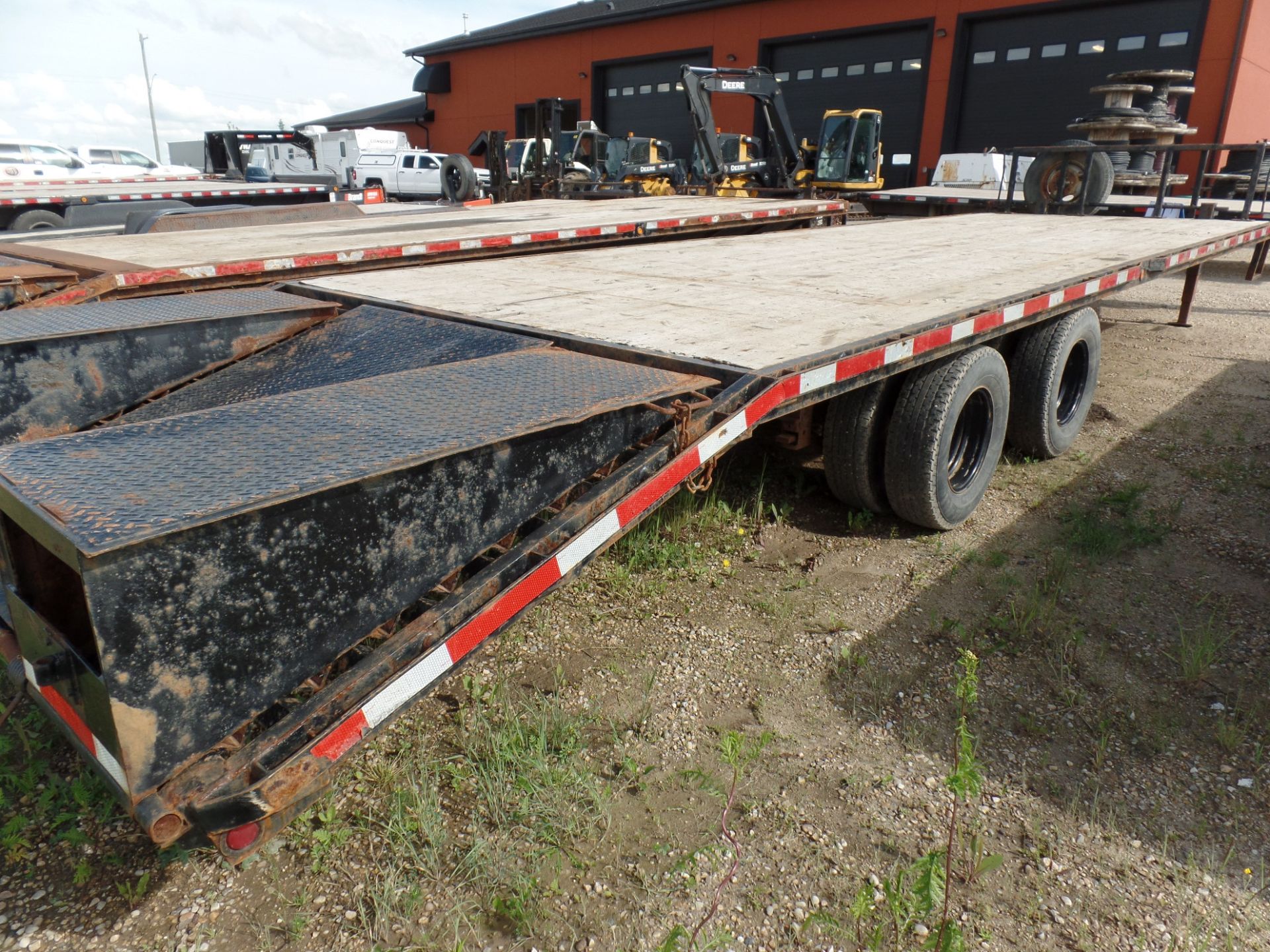 EQUIPMENT TRAILER, 25' TANDEM DUAL BEAVERTAIL W/FOLD OVER RAMPS, ELEC. BRAKES VIN: - Image 6 of 8