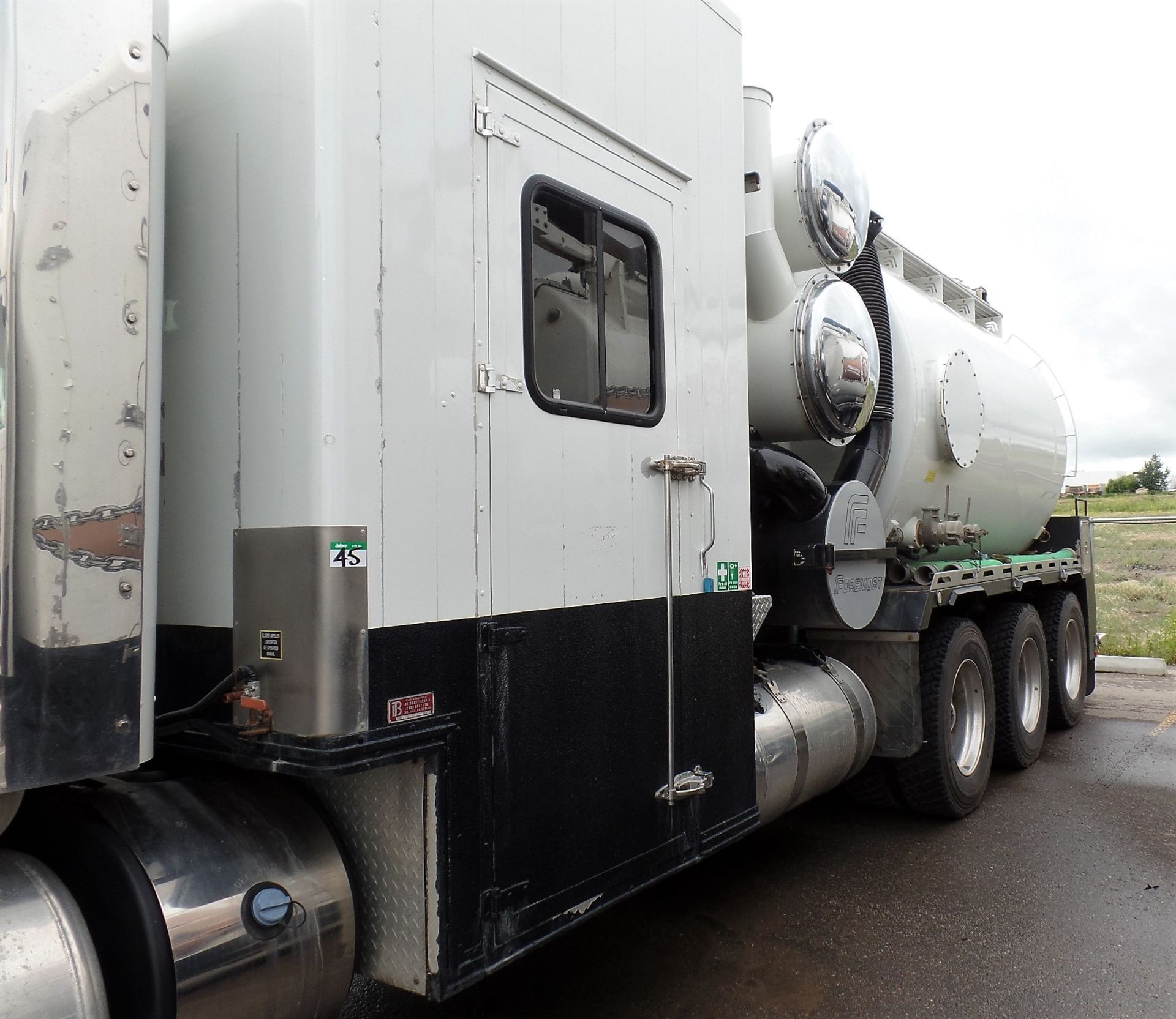 2015 PETERBILT 367 TRI DRIVE HYDRO VAC TRUCK, 148,044 KM., CUMMINS ISX15, 550 HP, ENGINE BRAKE, - Image 3 of 27