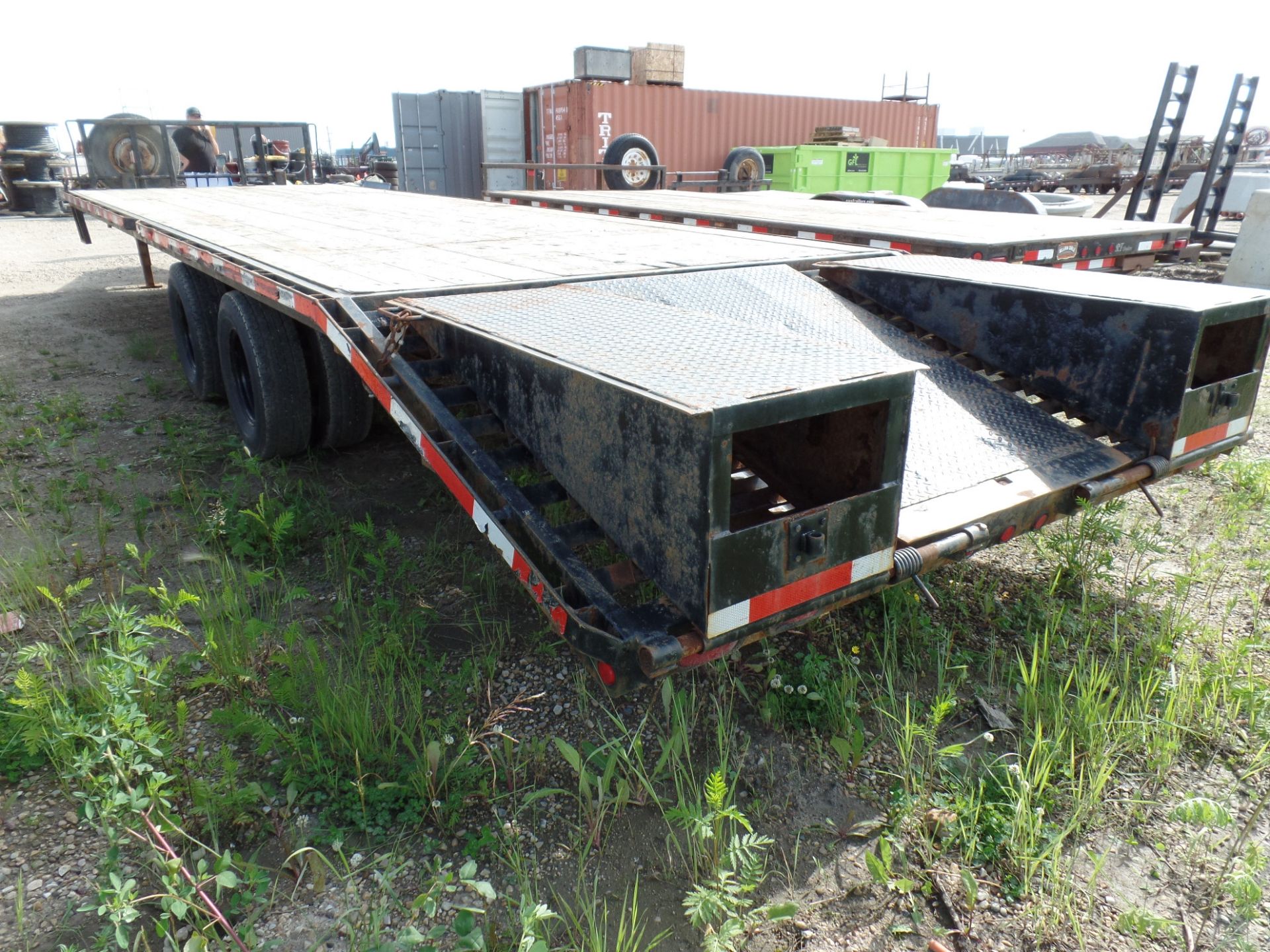 EQUIPMENT TRAILER, 25' TANDEM DUAL BEAVERTAIL W/FOLD OVER RAMPS, ELEC. BRAKES VIN: - Image 5 of 8