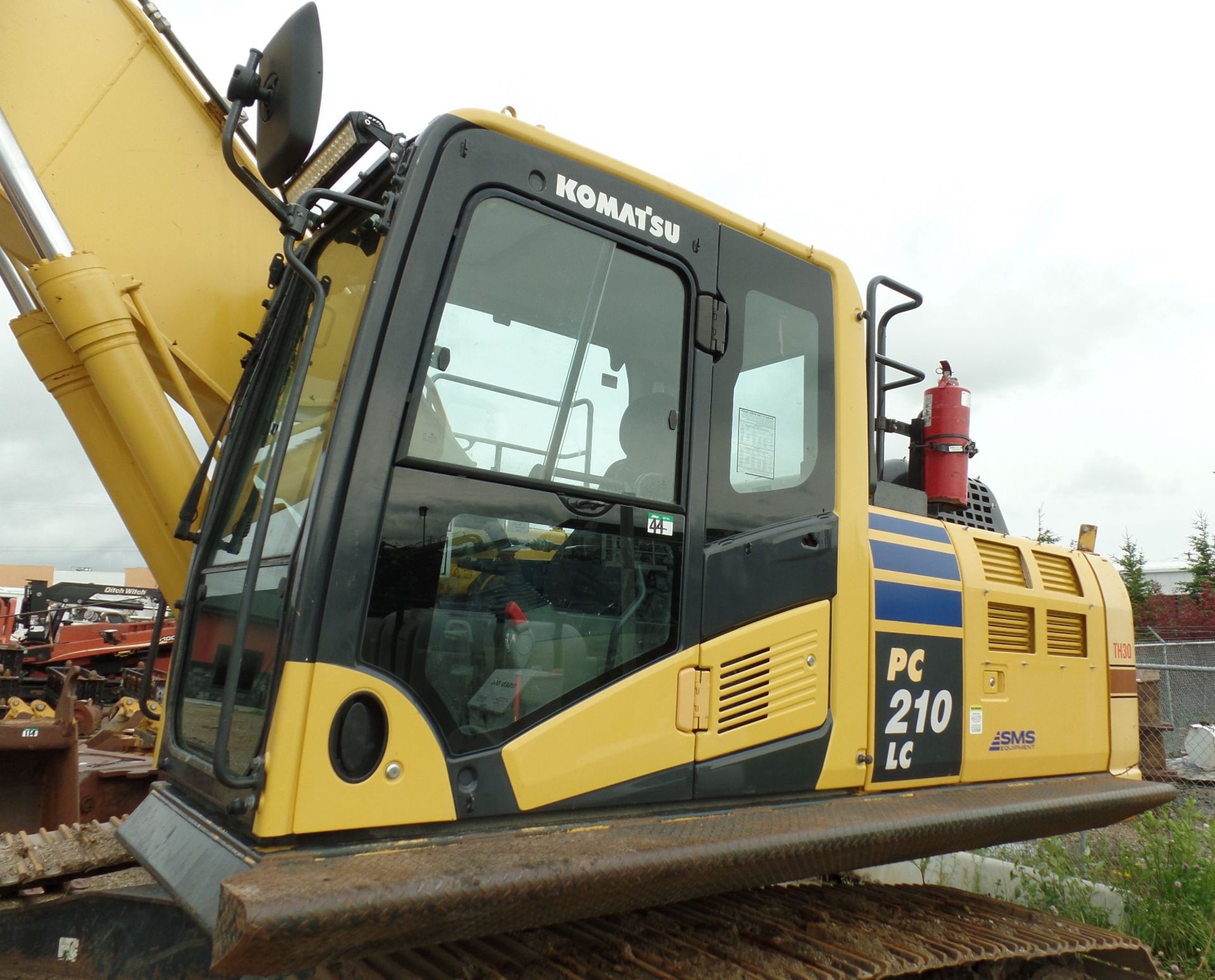 2015 KOMATSU MODEL PC210LC-10 HYDRAULIC EXCAVATOR, Q/C BKT, 9 FT 6 IN STICK, A/C CAB, ESPAR HTR, - Image 4 of 18