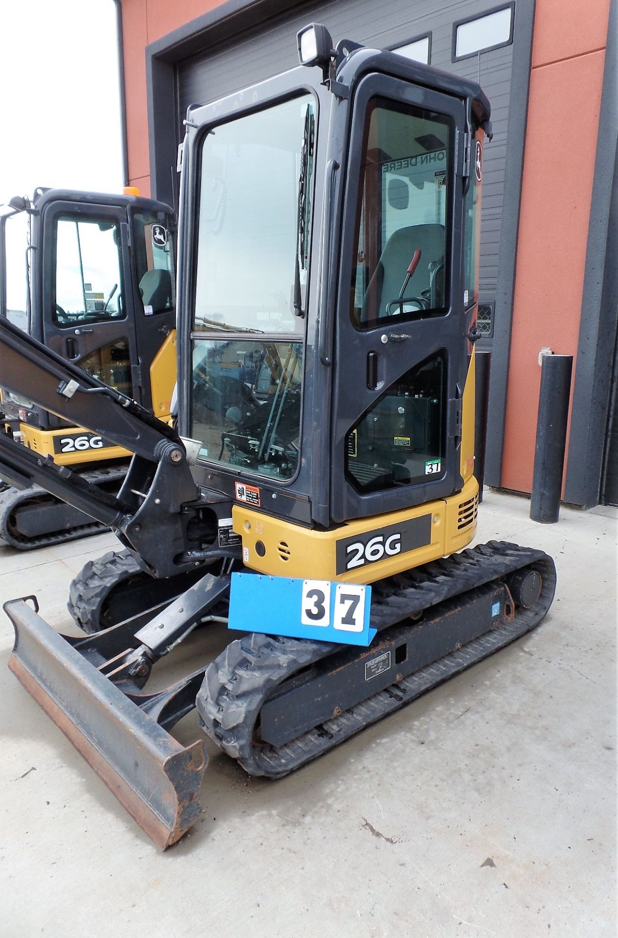 2017 JOHN DEERE 26G MINI HYDRAULIC EXCAVATOR, AUX. HYD. DOZER, ATTACHMENT PLUMBED, 622 HRS. S/N