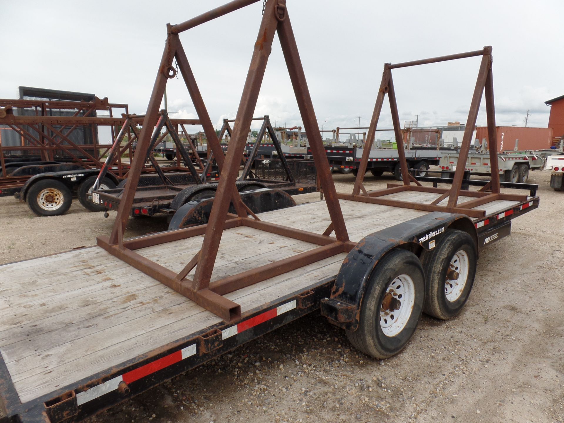 SWS 20' T/A FLATDECK TRAILER W/2 A-FRAME REEL STANDS, T/A, ELEC. BRAKES, S/N 4UGFH2026ED025327 - Image 4 of 4