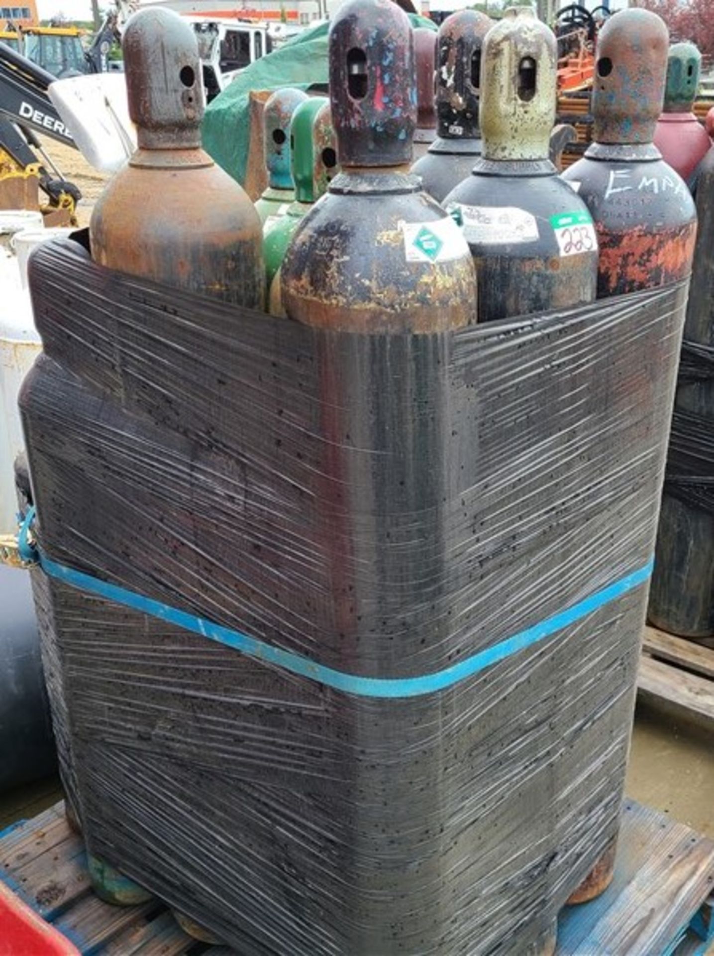 PALLET OF 10 GAS CYLINDERS