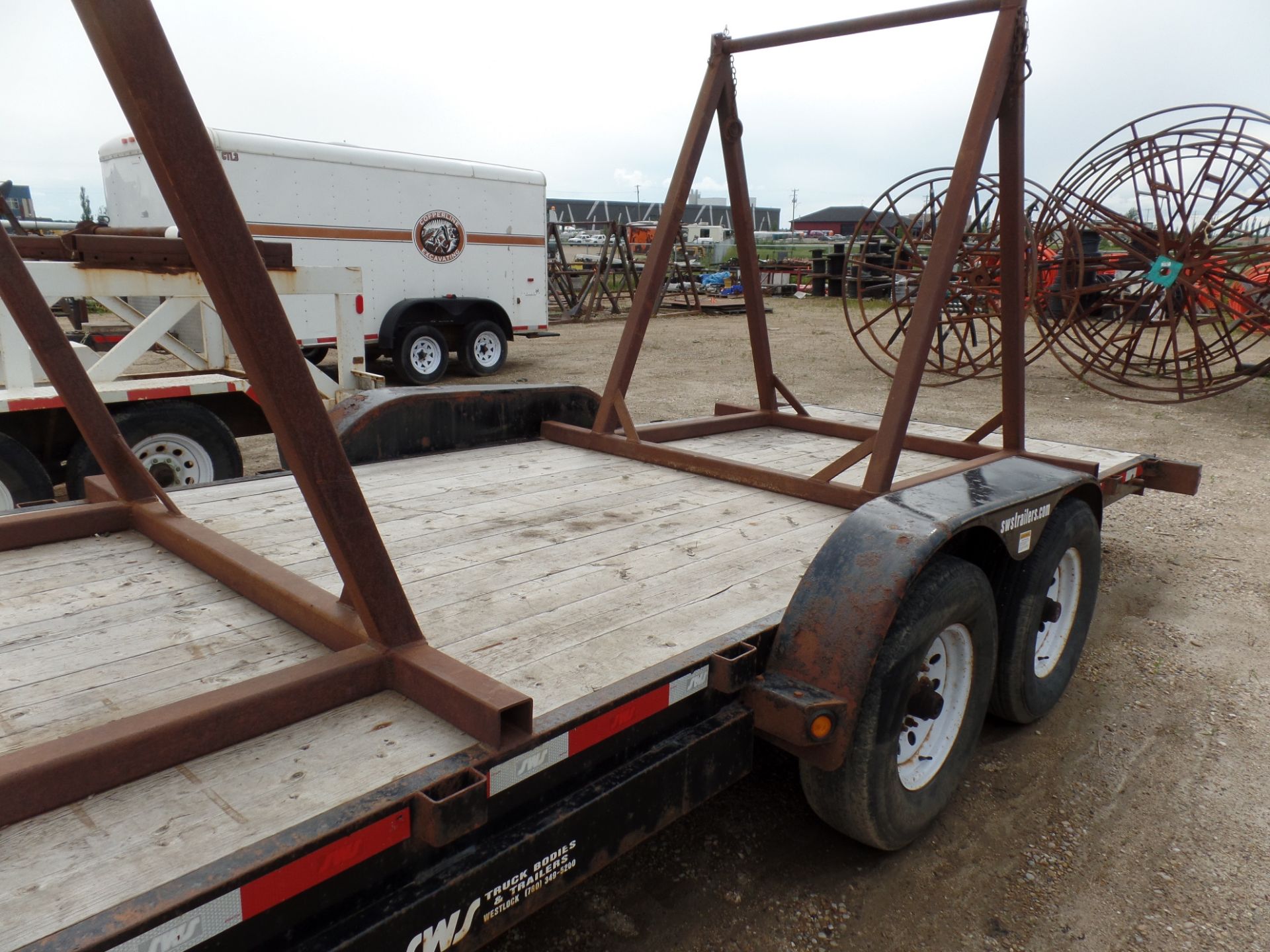 SWS 20' T/A FLATDECK TRAILER W/2 A-FRAME REEL STANDS, T/A, ELEC. BRAKES, S/N 4UGFH2026ED025327 - Image 3 of 4