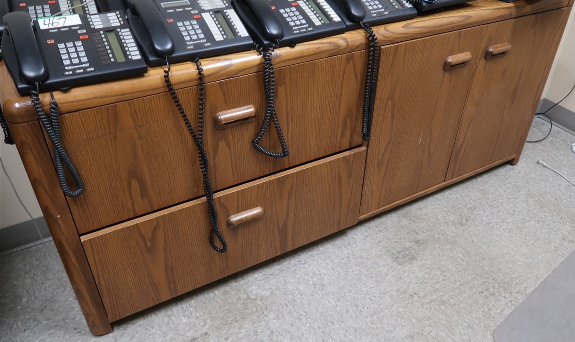 DESK, CREDENZA, 2 FILING CABINETS & 3 MONITORS - Image 3 of 3