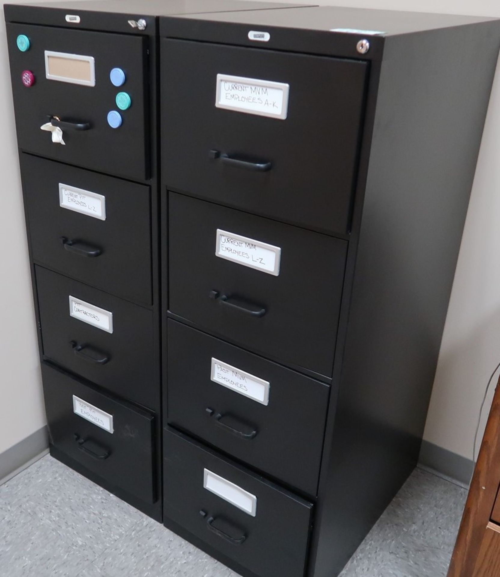 DESK, CREDENZA, 2 FILING CABINETS & 3 MONITORS - Image 2 of 3