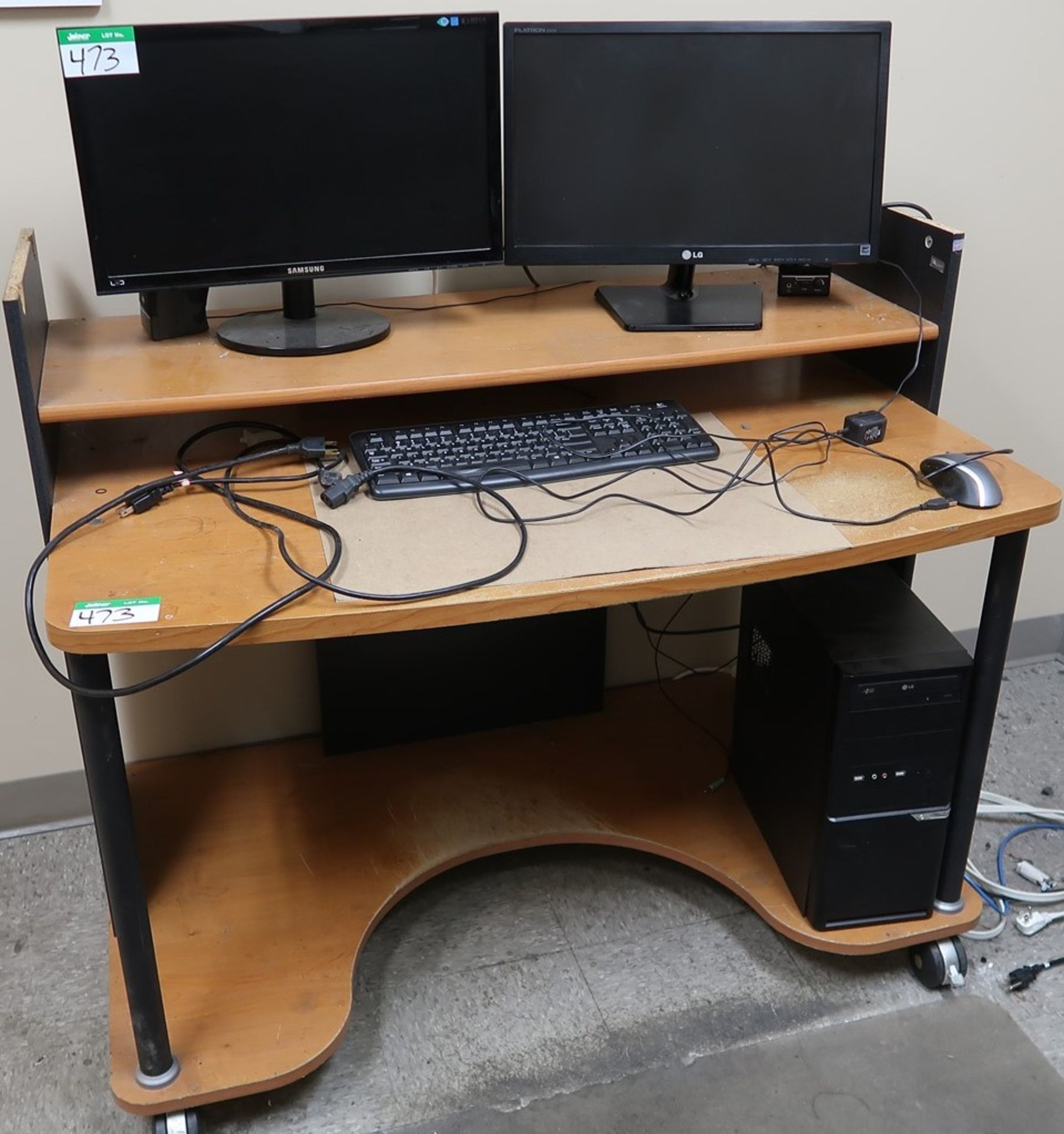 LG DESKTOP COMPUTER W/2 MONITORS & COMPUTER DESK