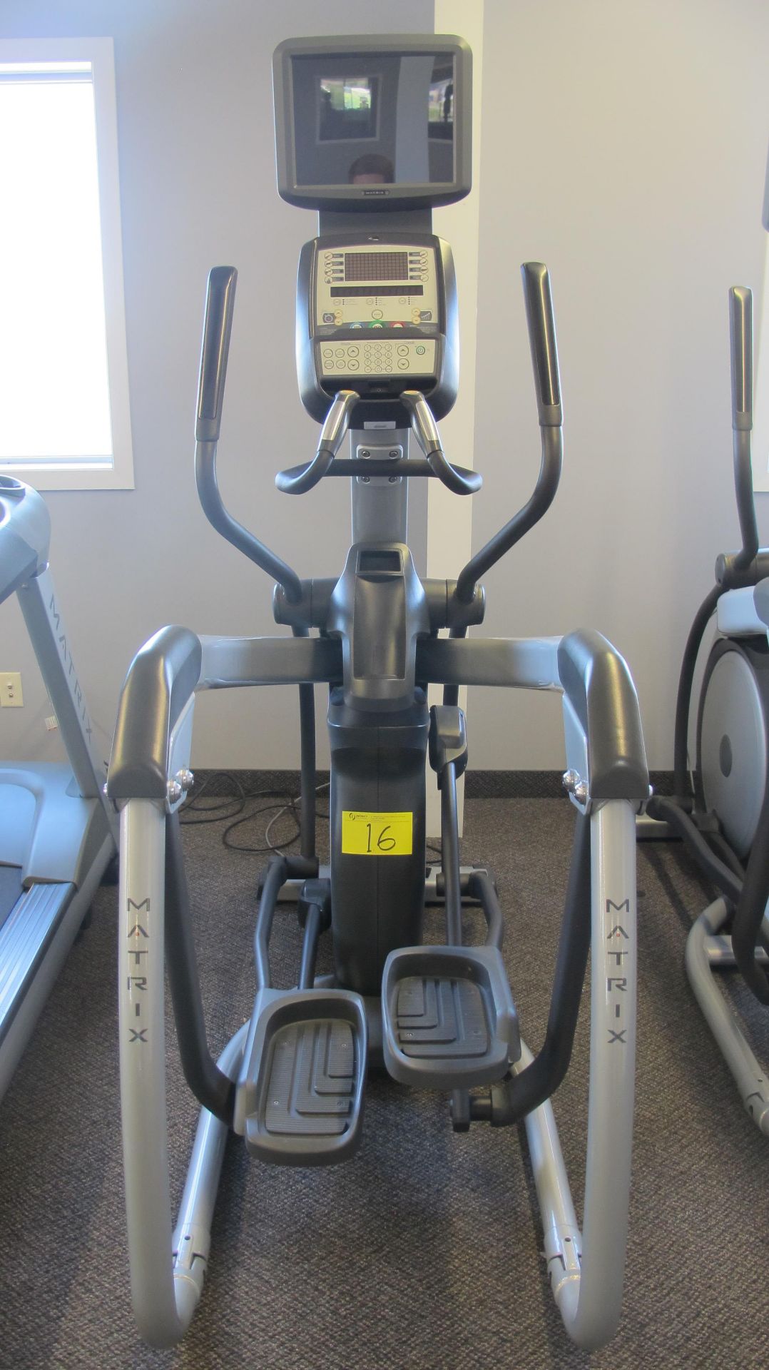 MATRIX E-3X/5X/7X-03-F Elliptical Machine w/ TV Screen W/ Satellite Hookup, HURE-3X-01-C Digital - Image 3 of 13