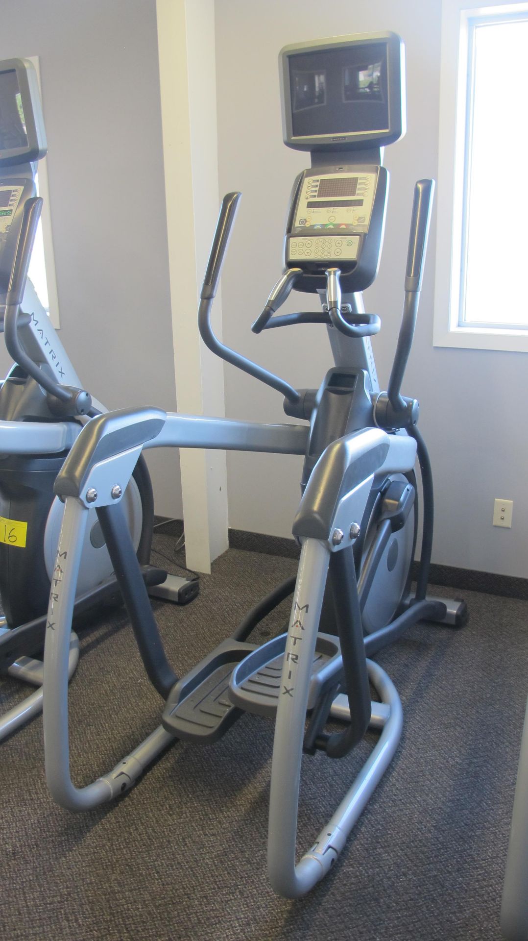 MATRIX E-3X/5X/7X-03-F Elliptical Machine w/ TV Screen W/ Satellite Hookup, HURE-3X-01-C Digital - Image 4 of 13