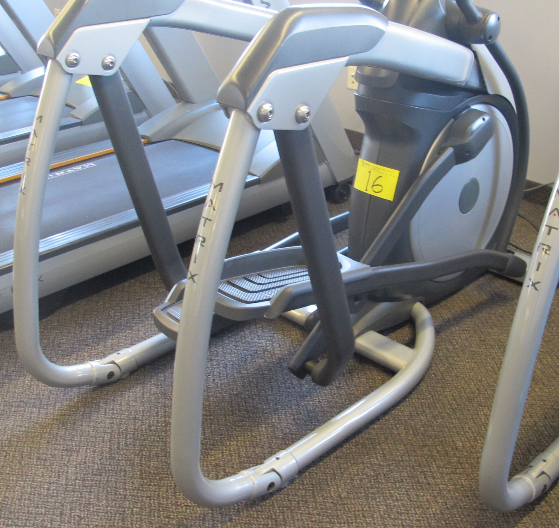 MATRIX E-3X/5X/7X-03-F Elliptical Machine w/ TV Screen W/ Satellite Hookup, HURE-3X-01-C Digital - Image 5 of 13