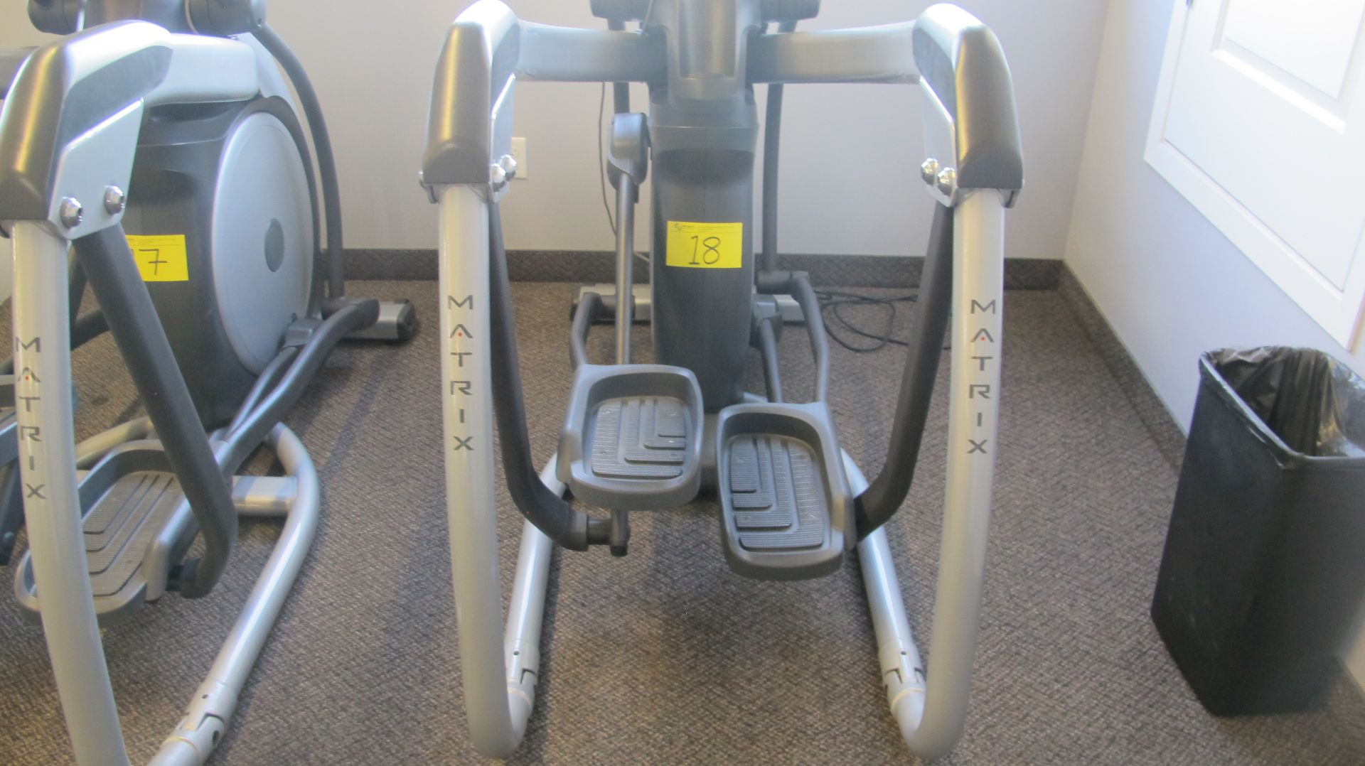 MATRIX E-3X/5X/7X-03-F Elliptical Machine w/ TV Screen W/ Satellite Hookup, HURE-3X-01-C Digital - Image 6 of 12