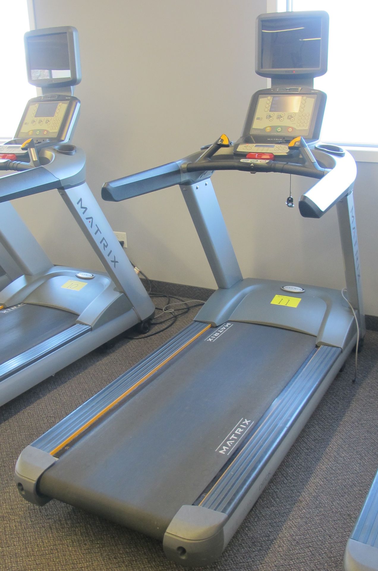 MATRIX T-5X-7X-03-F Ultimate Deck Treadmill w/ Incline, Digital Display, TV Screen w/ Satellite - Image 4 of 11