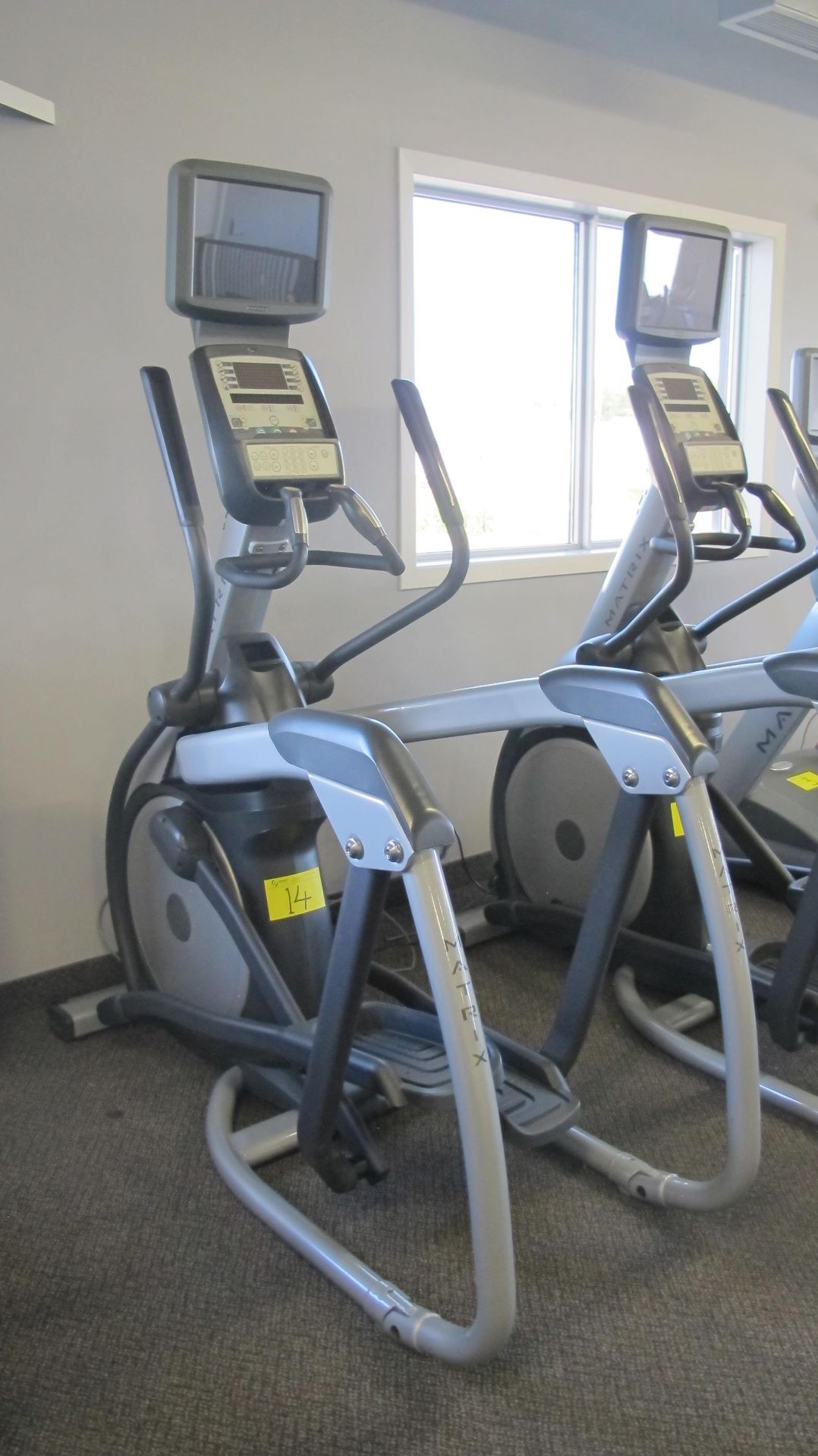 MATRIX E-3X/5X/7X-03-F Elliptical Machine w/ TV Screen W/ Satellite Hookup, HURE-3X-01-C Digital - Image 2 of 14