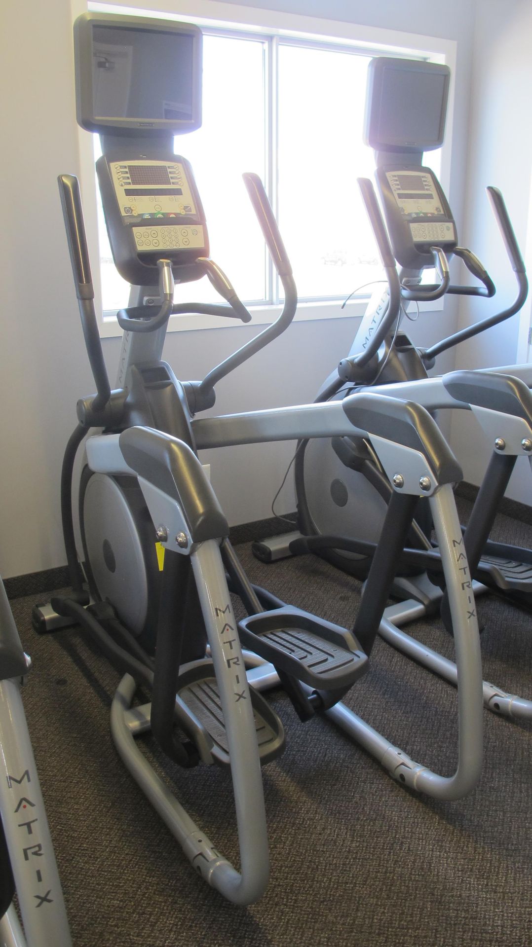 MATRIX E-3X/5X/7X-03-F Elliptical Machine w/ TV Screen W/ Satellite Hookup, HURE-3X-01-C Digital - Image 2 of 13