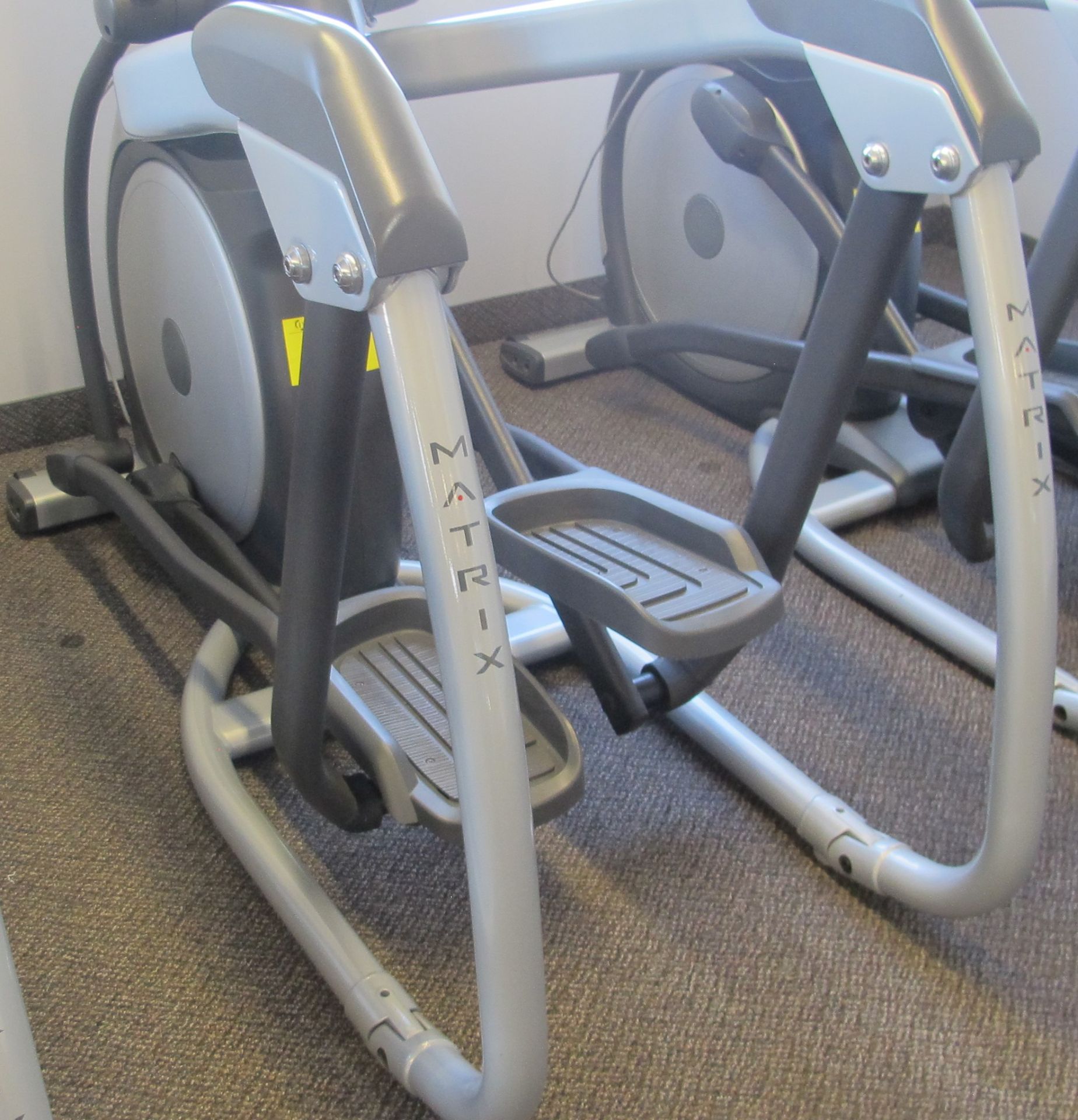 MATRIX E-3X/5X/7X-03-F Elliptical Machine w/ TV Screen W/ Satellite Hookup, HURE-3X-01-C Digital - Image 7 of 13