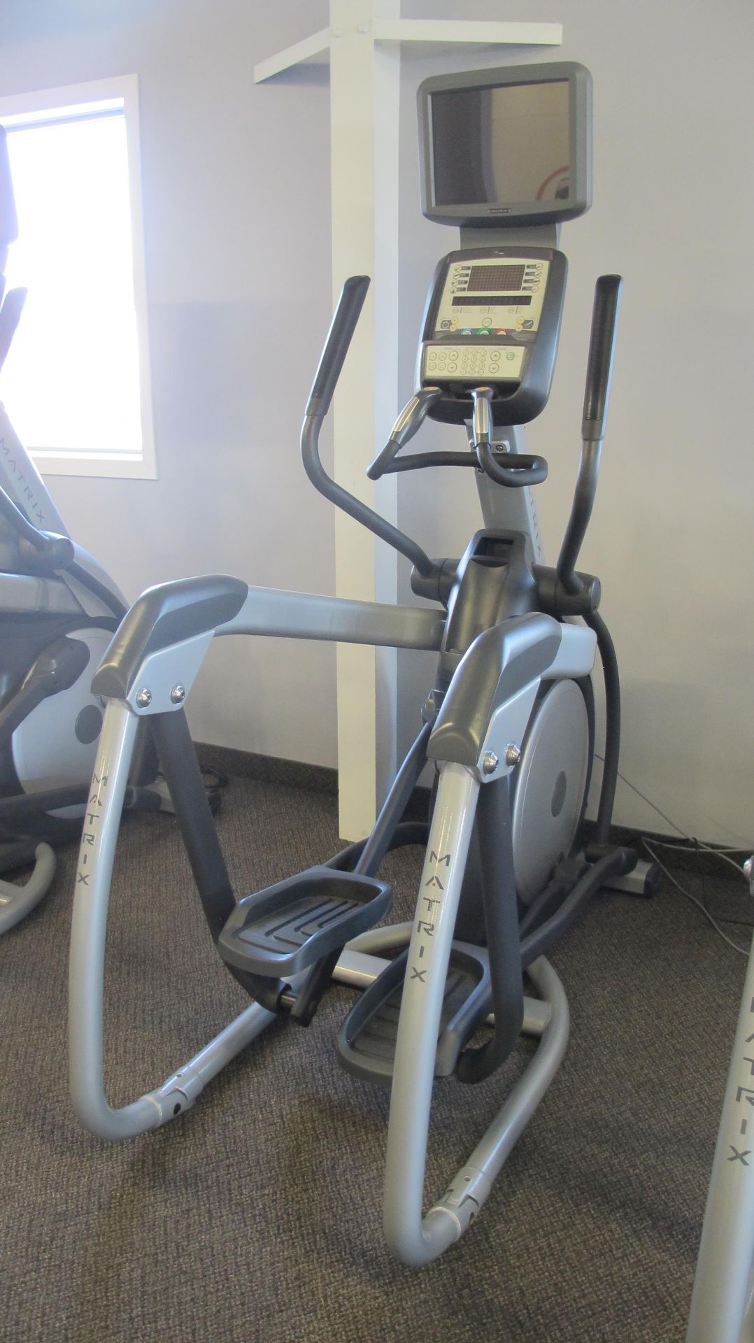 MATRIX E-3X/5X/7X-03-F Elliptical Machine w/ TV Screen W/ Satellite Hookup, HURE-3X-01-C Digital - Image 4 of 14