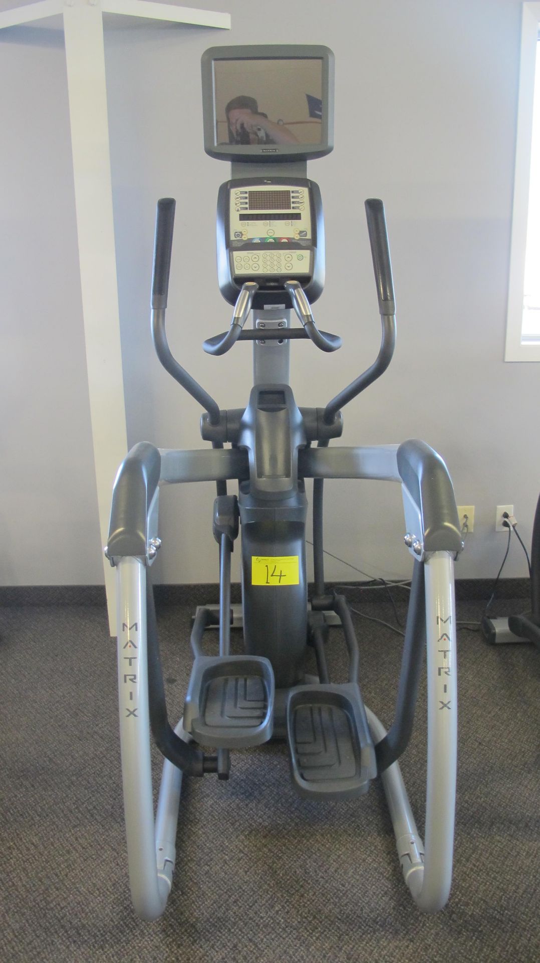 MATRIX E-3X/5X/7X-03-F Elliptical Machine w/ TV Screen W/ Satellite Hookup, HURE-3X-01-C Digital - Image 3 of 14