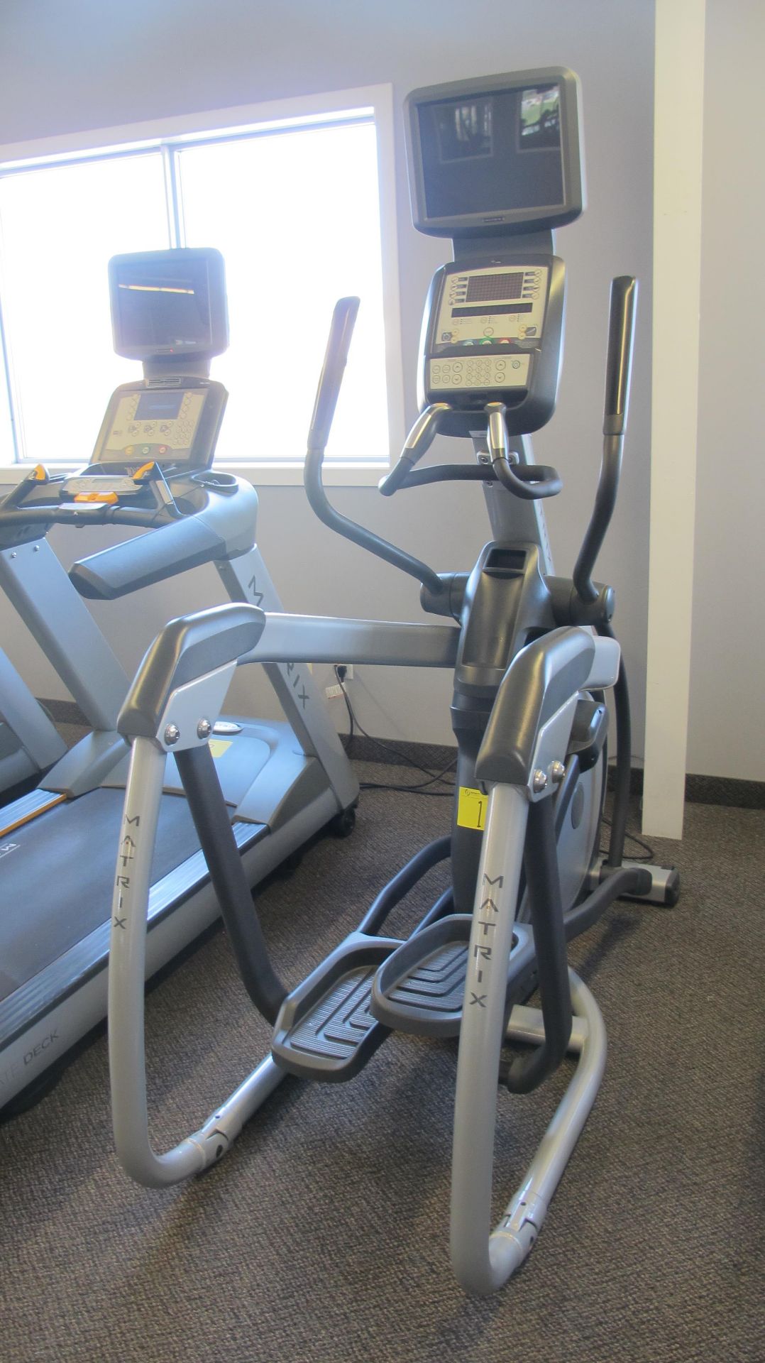 MATRIX E-3X/5X/7X-03-F Elliptical Machine w/ TV Screen W/ Satellite Hookup, HURE-3X-01-C Digital - Image 4 of 13