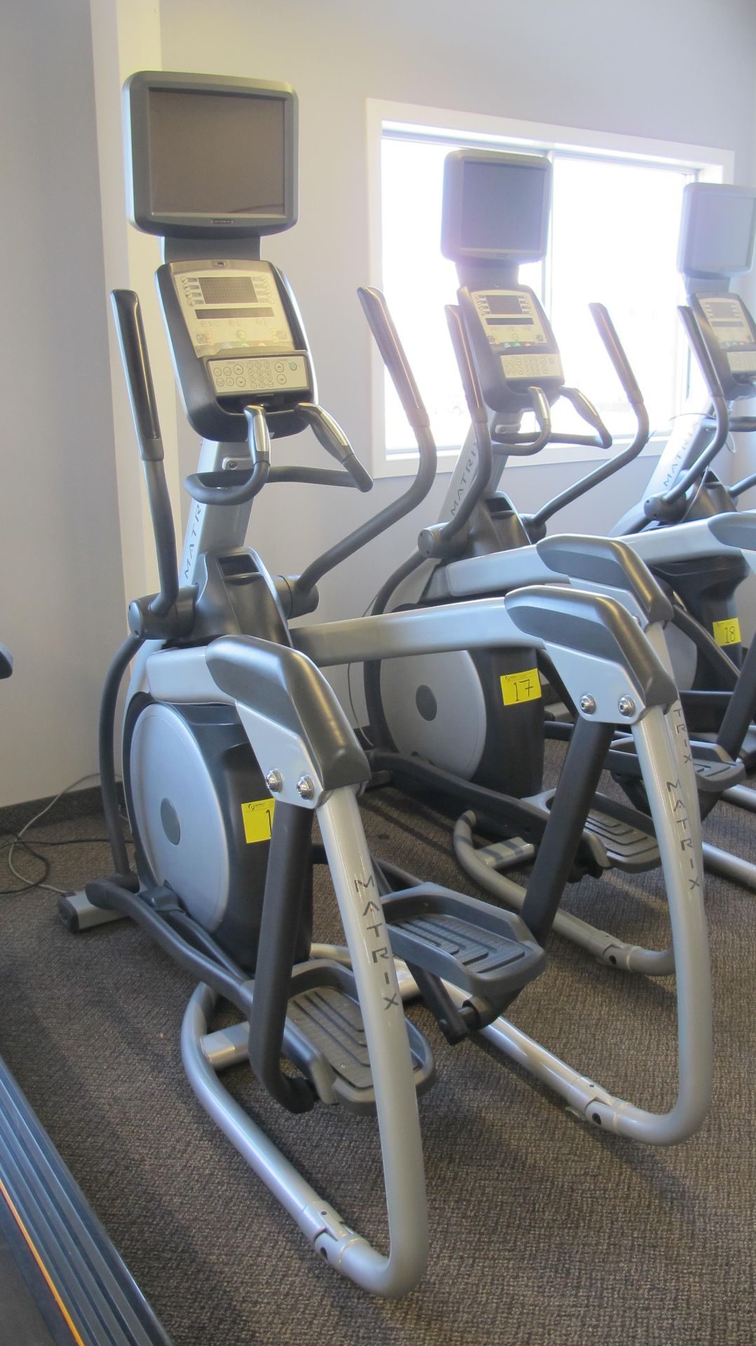 MATRIX E-3X/5X/7X-03-F Elliptical Machine w/ TV Screen W/ Satellite Hookup, HURE-3X-01-C Digital - Image 2 of 13