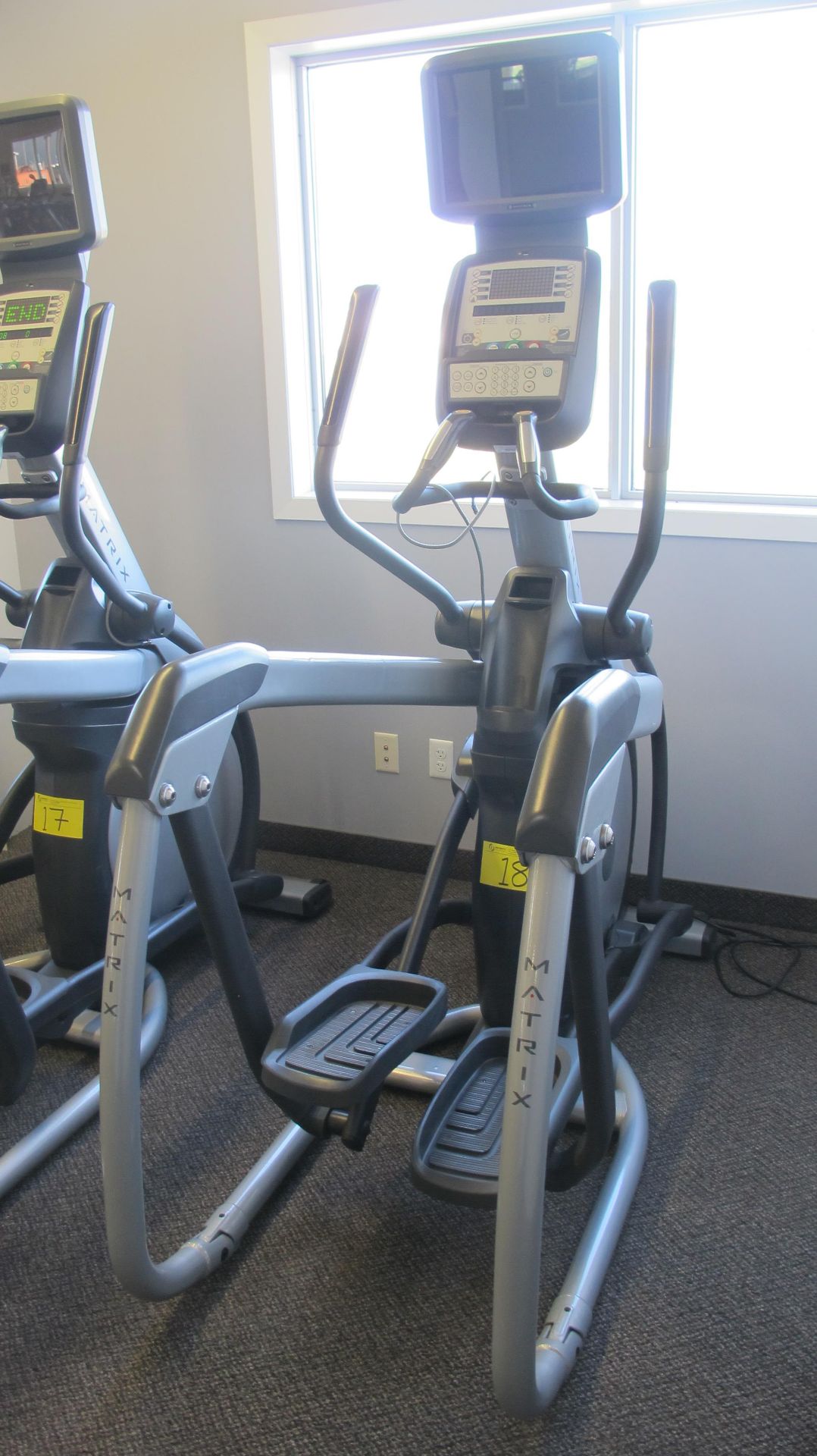 MATRIX E-3X/5X/7X-03-F Elliptical Machine w/ TV Screen W/ Satellite Hookup, HURE-3X-01-C Digital - Image 4 of 12