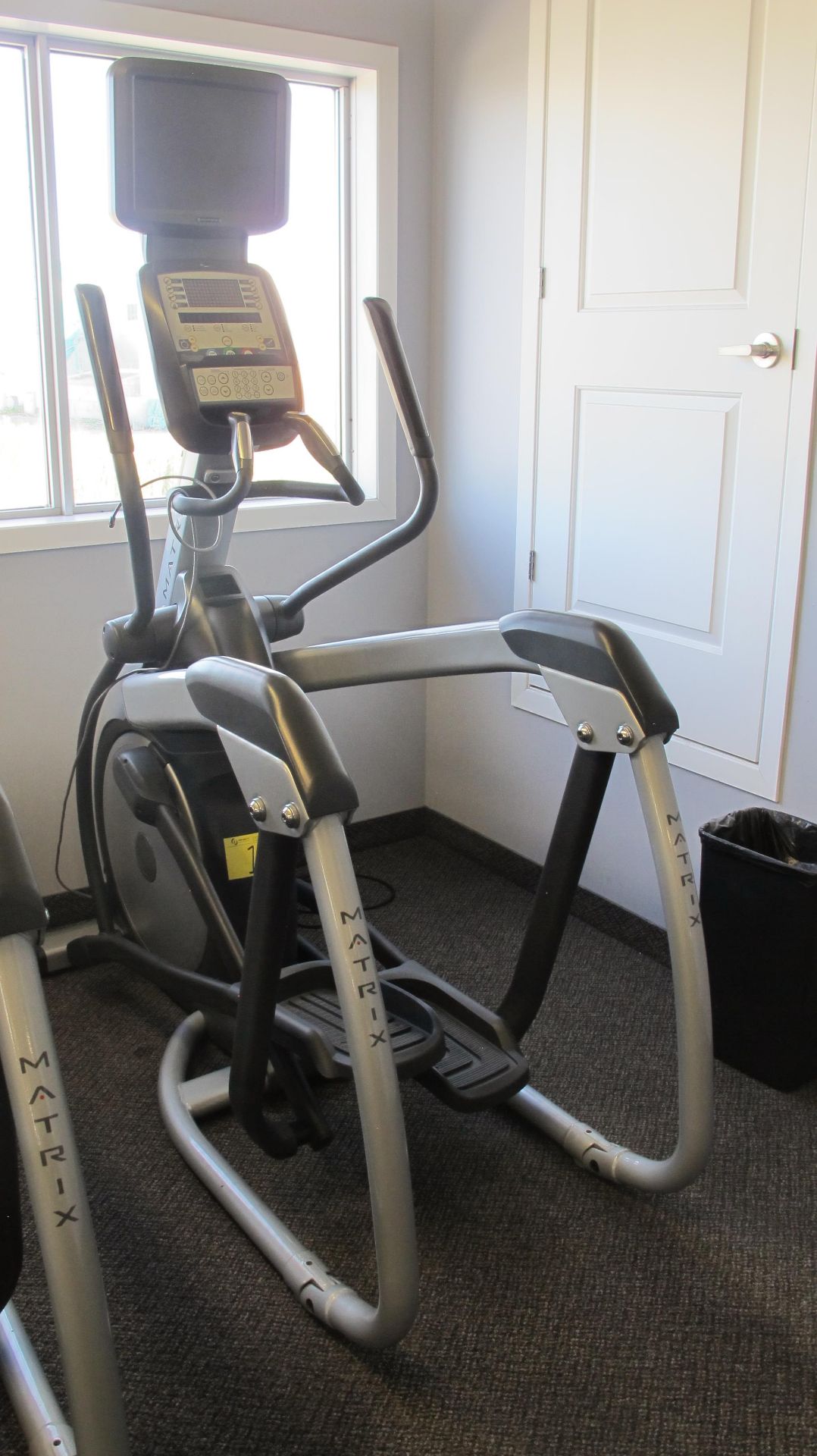 MATRIX E-3X/5X/7X-03-F Elliptical Machine w/ TV Screen W/ Satellite Hookup, HURE-3X-01-C Digital - Image 2 of 12