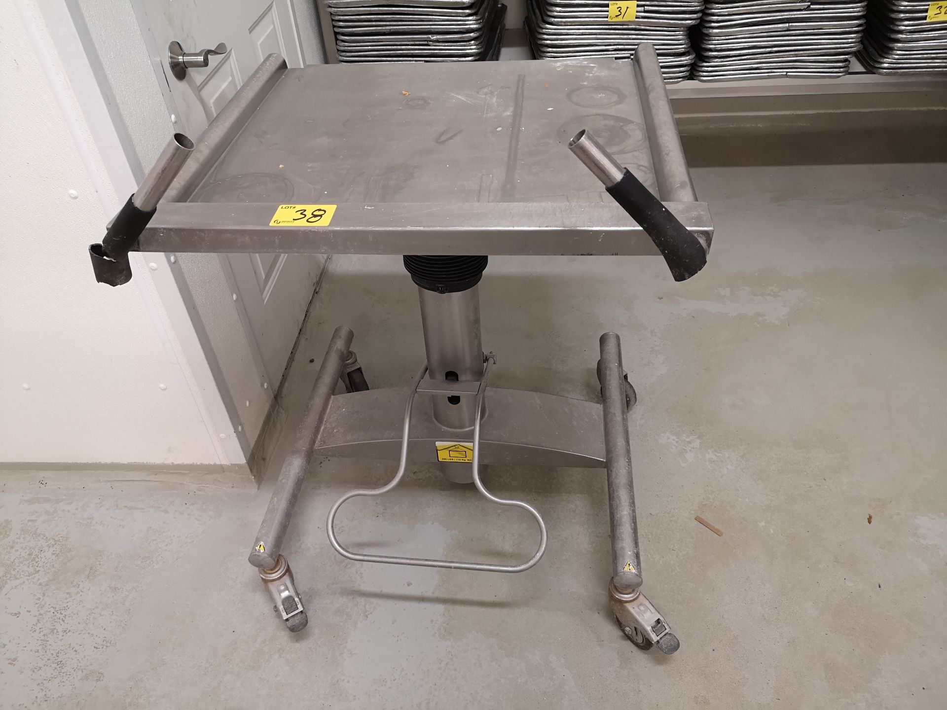 STAINLESS STEEL 200LB CAP. MANUAL LIFT TABLE