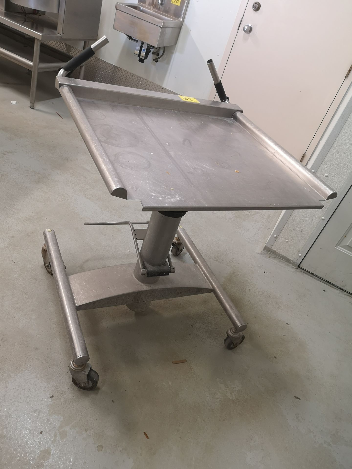 STAINLESS STEEL 200LB CAP. MANUAL LIFT TABLE - Image 2 of 2