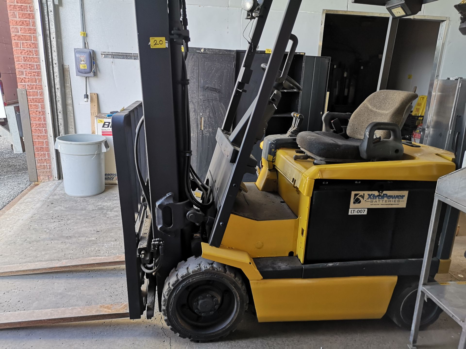 YALE ERC050GHN48TE084 36V 3,700LB ELECTRIC FORKLIFT, 3-STAGE MAST, 194.9" MAX LIFT W/ CHARGER, - Image 2 of 5