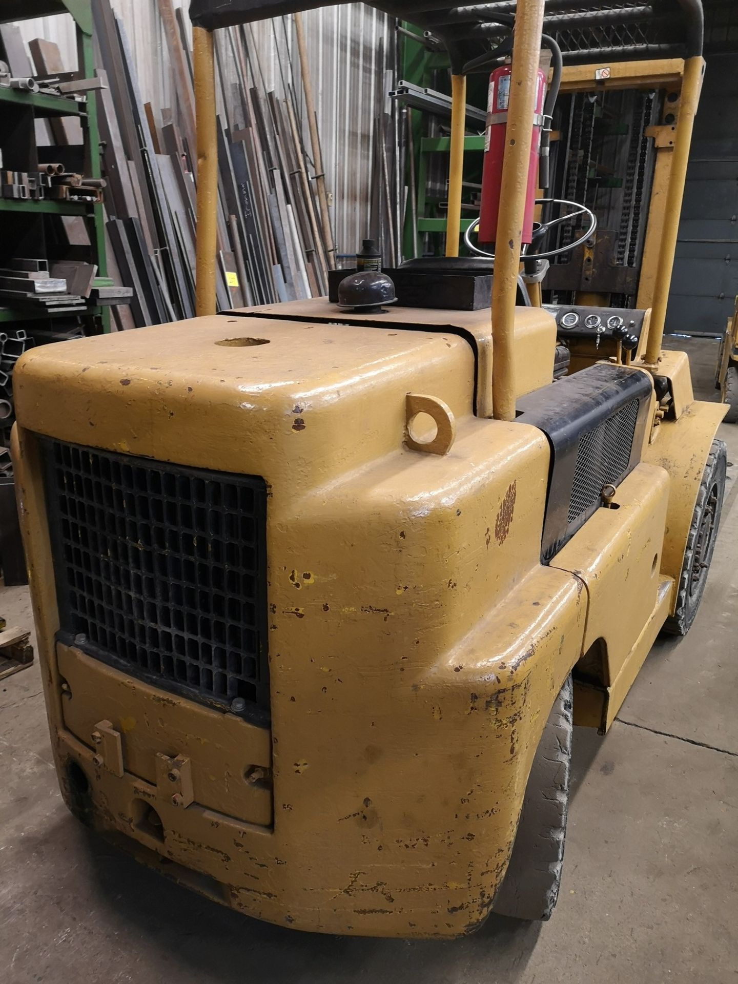 ALLIS CHALMERS FPL70-2PS, GAS FORKLIFT, 6350LB CAP, 2 STAGE MAST, 178" MAX LIFT, 5' FORKS, 2162.3 - Image 5 of 8