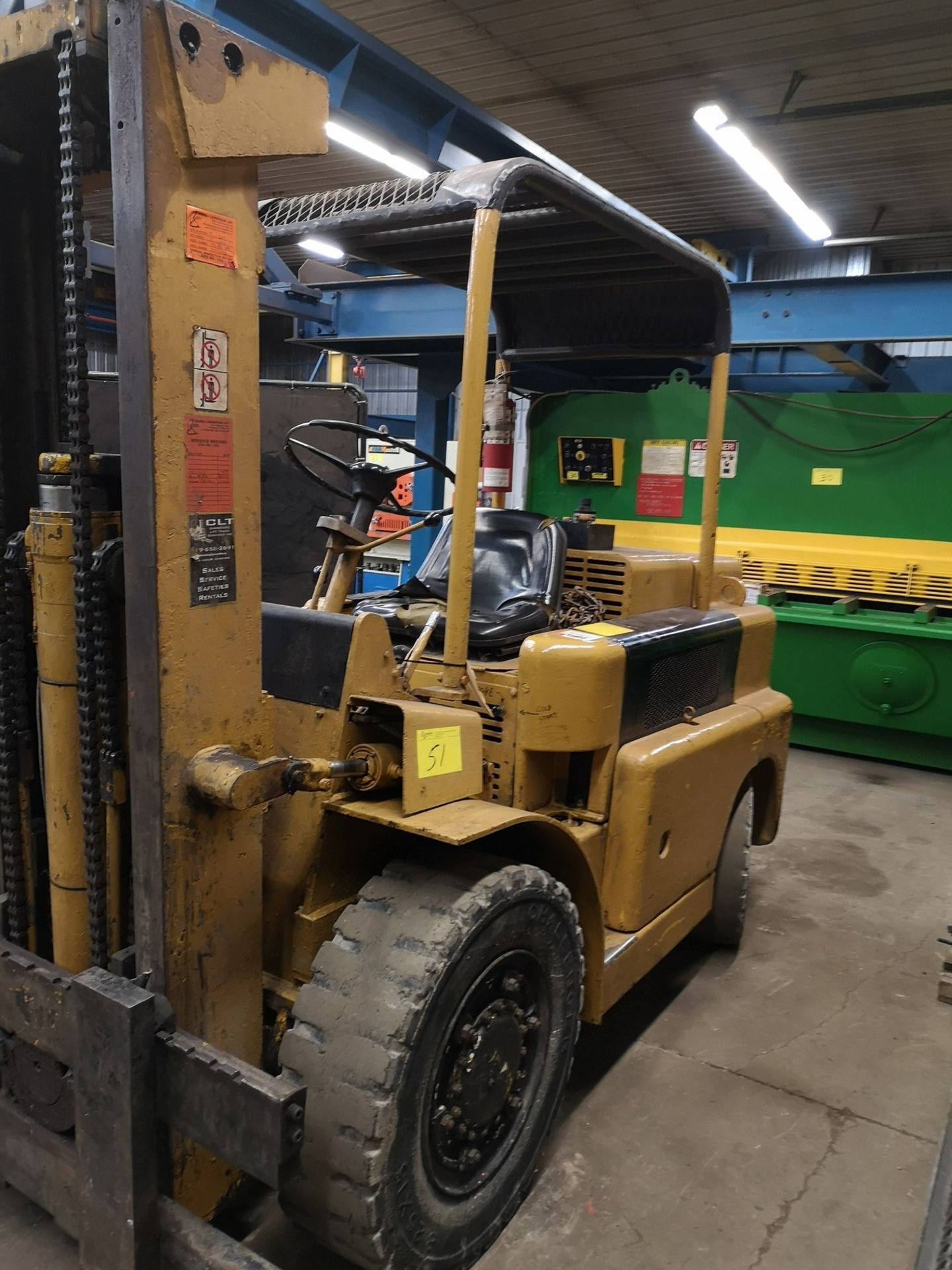 ALLIS CHALMERS FPL70-2PS, GAS FORKLIFT, 6350LB CAP, 2 STAGE MAST, 178" MAX LIFT, 5' FORKS, 2162.3 - Image 4 of 8