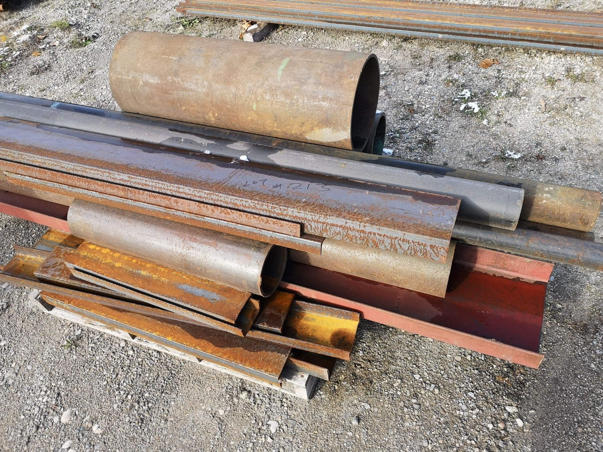 LOT OF STEEL. ANGLE, ROUND TUBE, SQUARE TUBE W/ RACK - Image 4 of 9