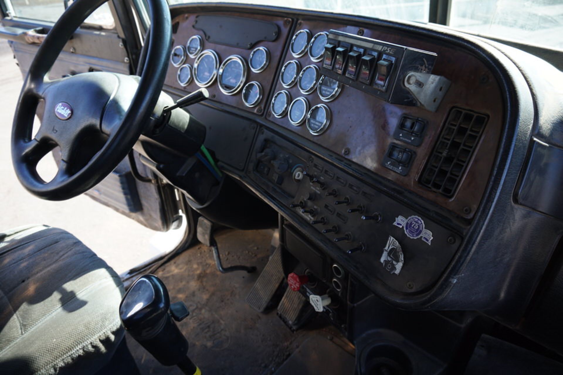 2000 PETERBILT TRUCK, C-12 CAT DIESEL ENGINE, 10-SPEED TRANSMISSION, MILES: 286,282, VIN: - Image 19 of 22