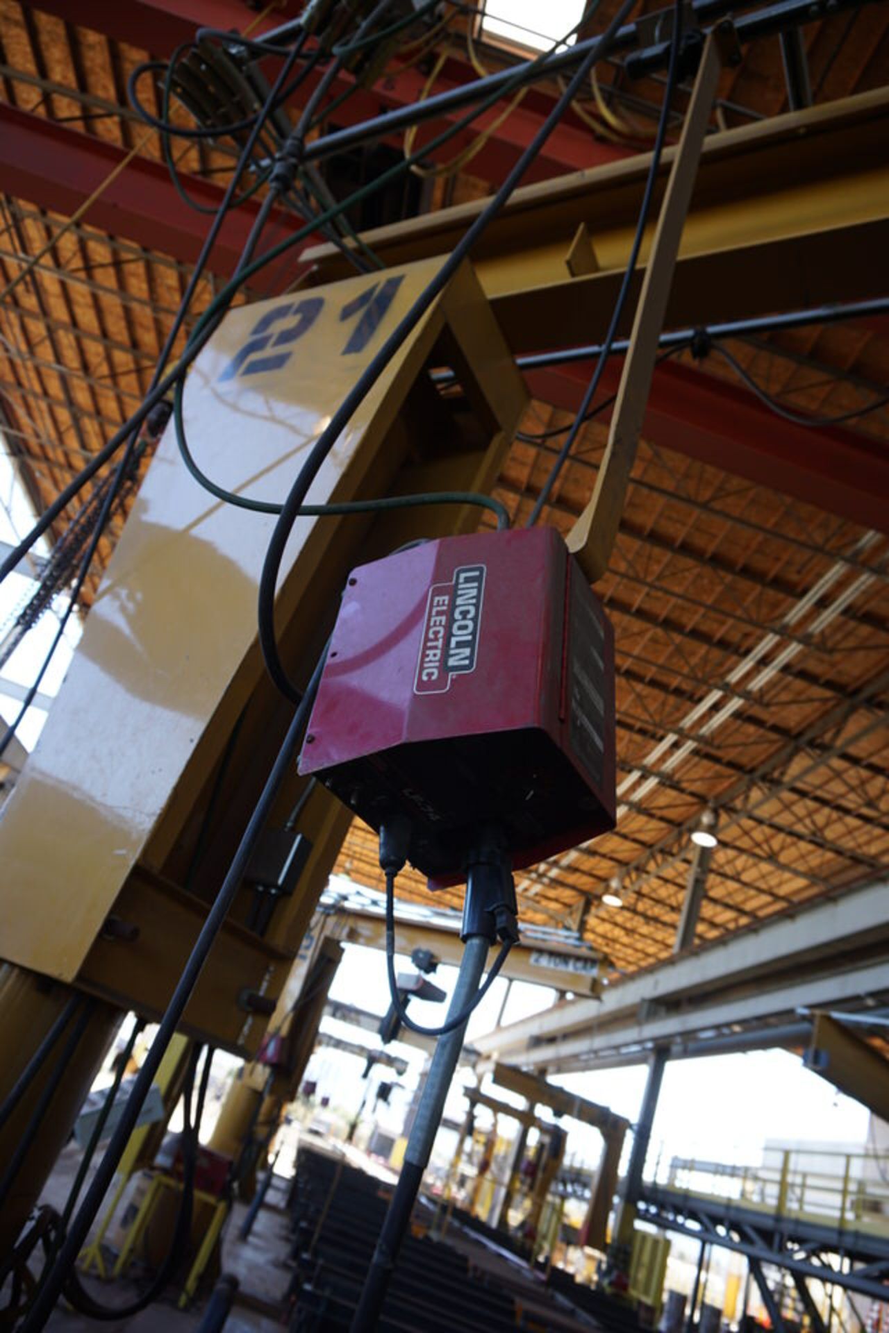 LINCOLN ELEC INVERTEC V350 PRO WIRE WELDER W/ LF74 WIRE FEEDER, KONE 2 TON CAP JIB CRANE & HOIST - Image 5 of 8