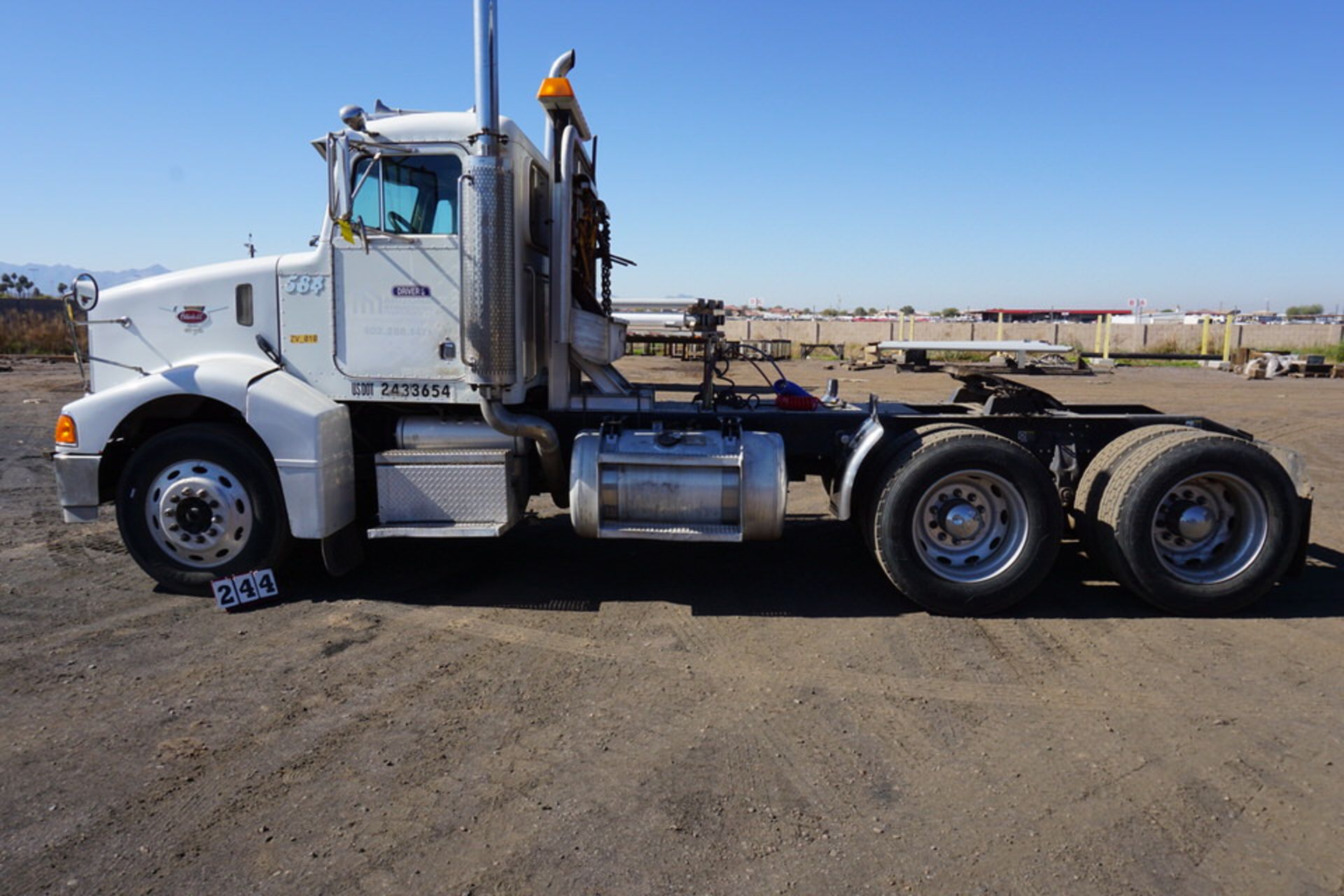 2000 PETERBILT TRUCK, C-12 CAT DIESEL ENGINE, 10-SPEED TRANSMISSION, MILES: 286,282, VIN: