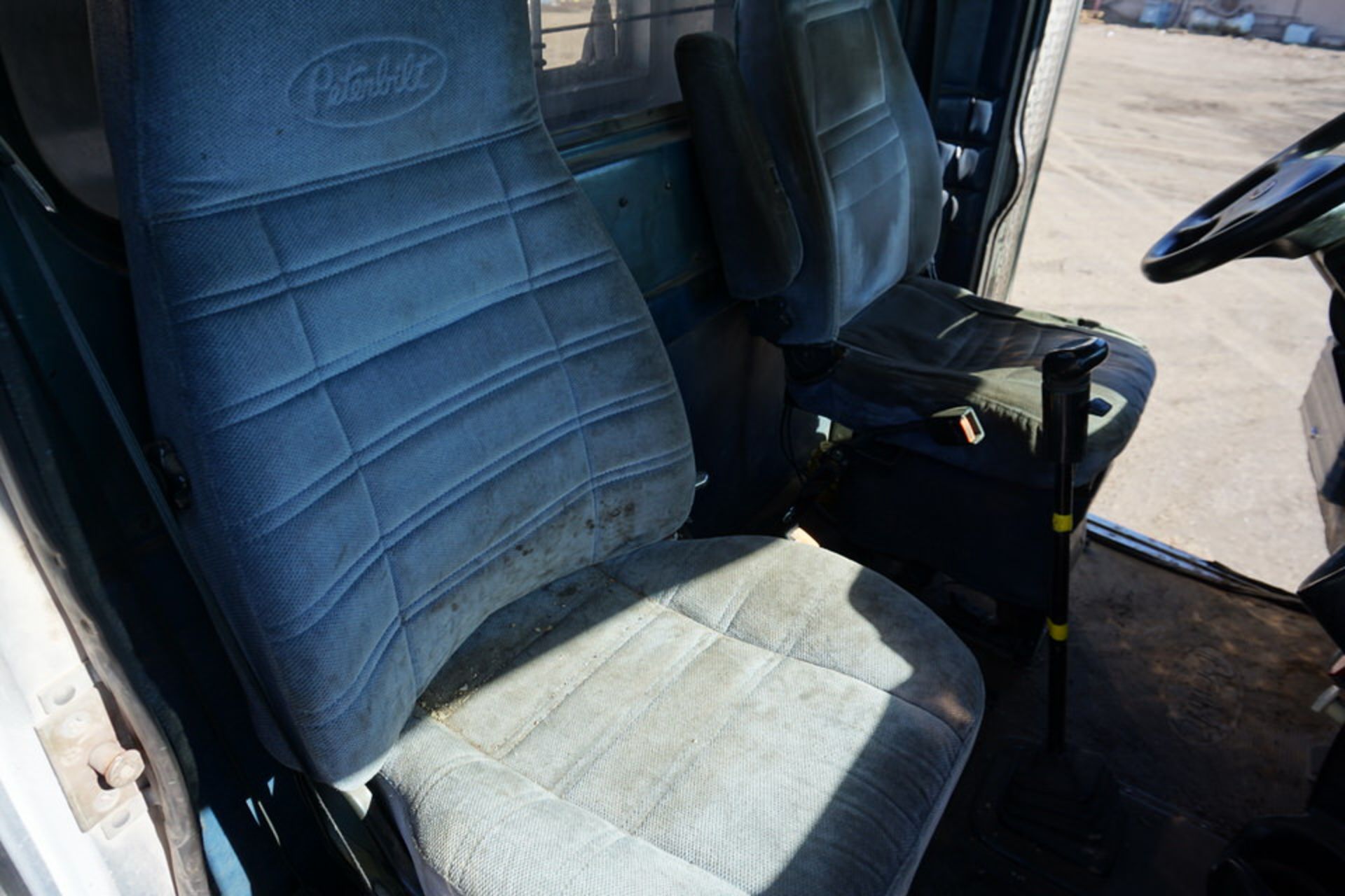 2000 PETERBILT TRUCK, C-12 CAT DIESEL ENGINE, 10-SPEED TRANSMISSION, MILES: 286,282, VIN: - Image 17 of 22