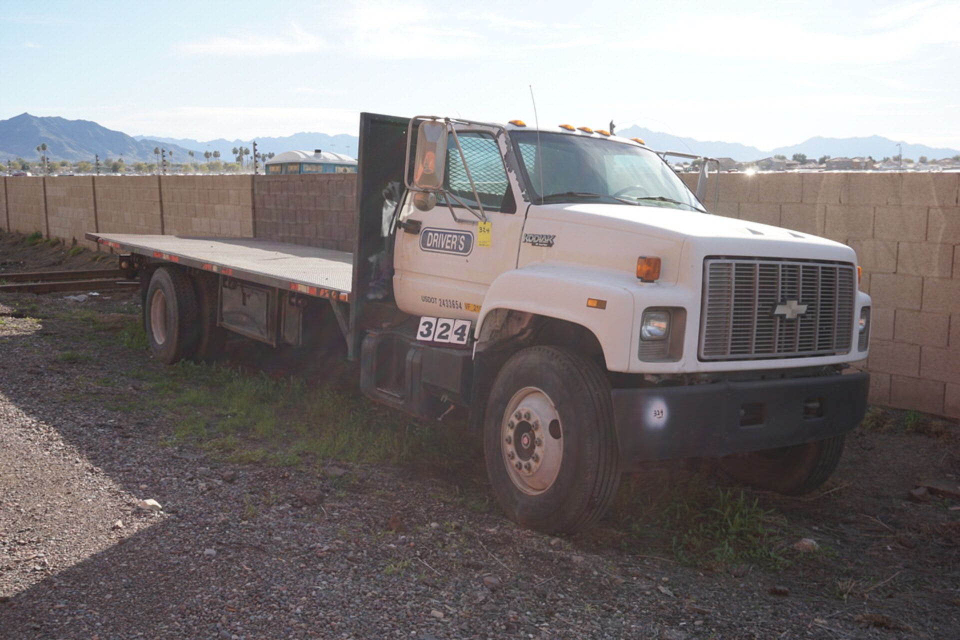 1994 CHEVROLET KODIAK TRUCK, 18' FLAT BED, 6-SPEED TRANSMISSION, CAT DIESEL ENGINE, VIN: