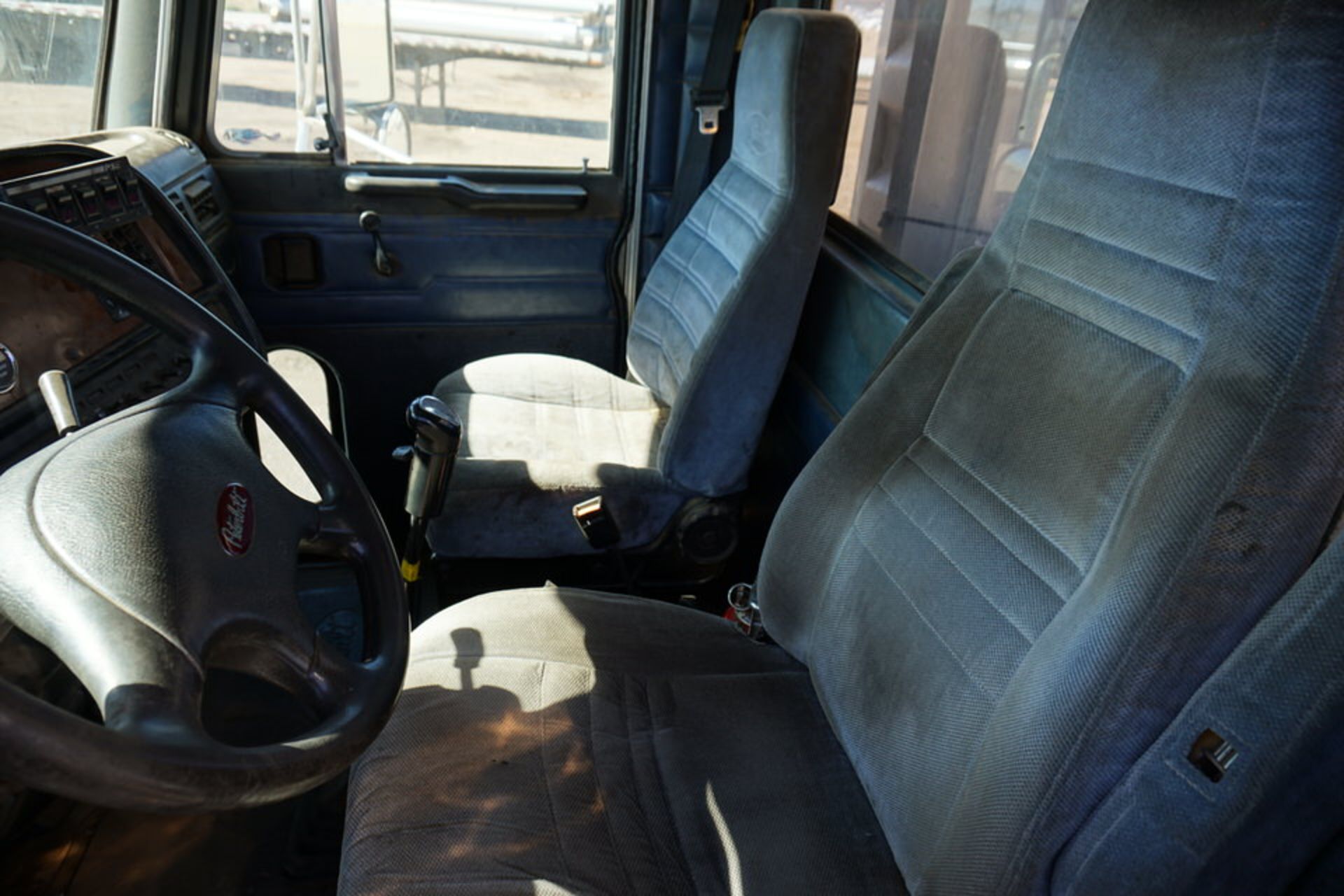 2000 PETERBILT TRUCK, C-12 CAT DIESEL ENGINE, 10-SPEED TRANSMISSION, MILES: 286,282, VIN: - Image 10 of 22