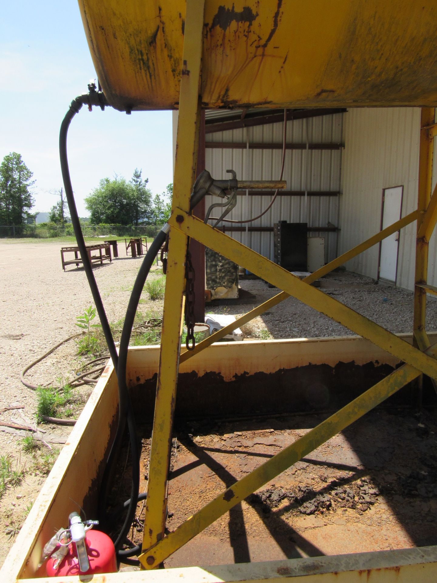 Diesel Fuel Tank, tower with containment base, 500 gallons - Image 4 of 4