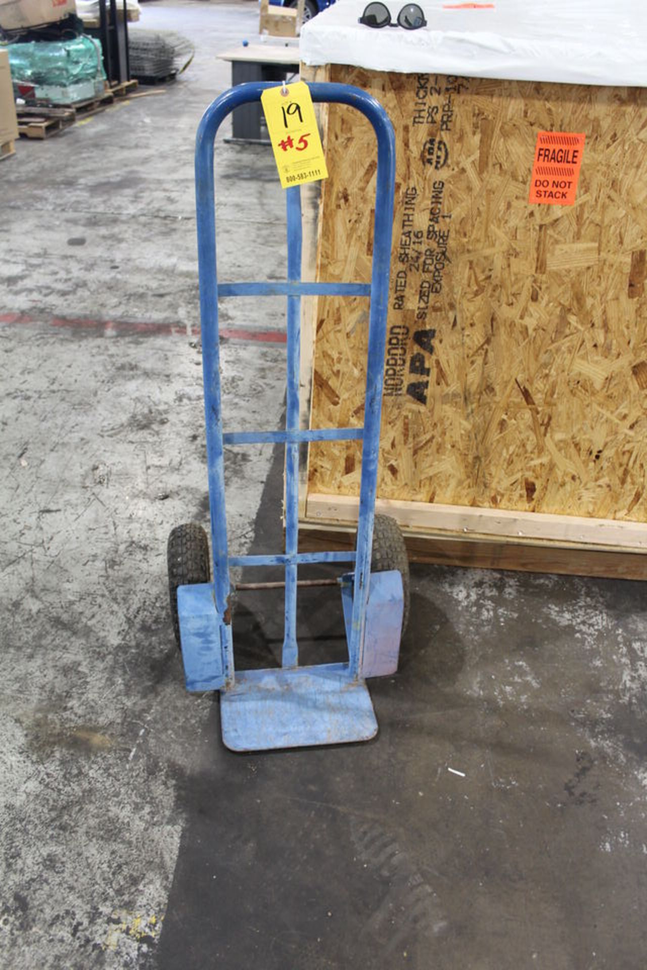 2 WHEEL HAND TRUCK, PNEUMATIC TIRES