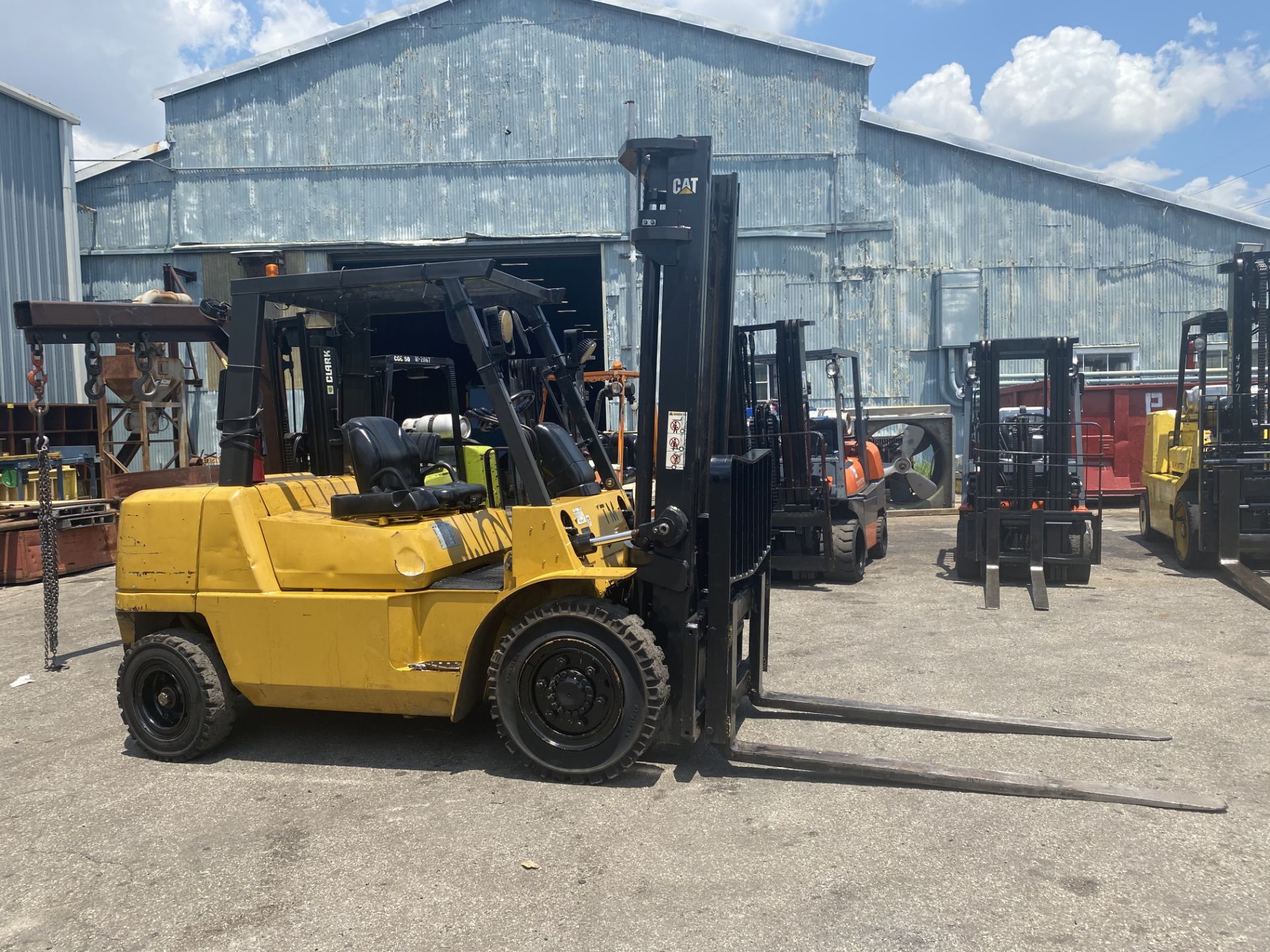 8,000 LB. CAPACITY CAT MODEL DP40KL FORKLIFT