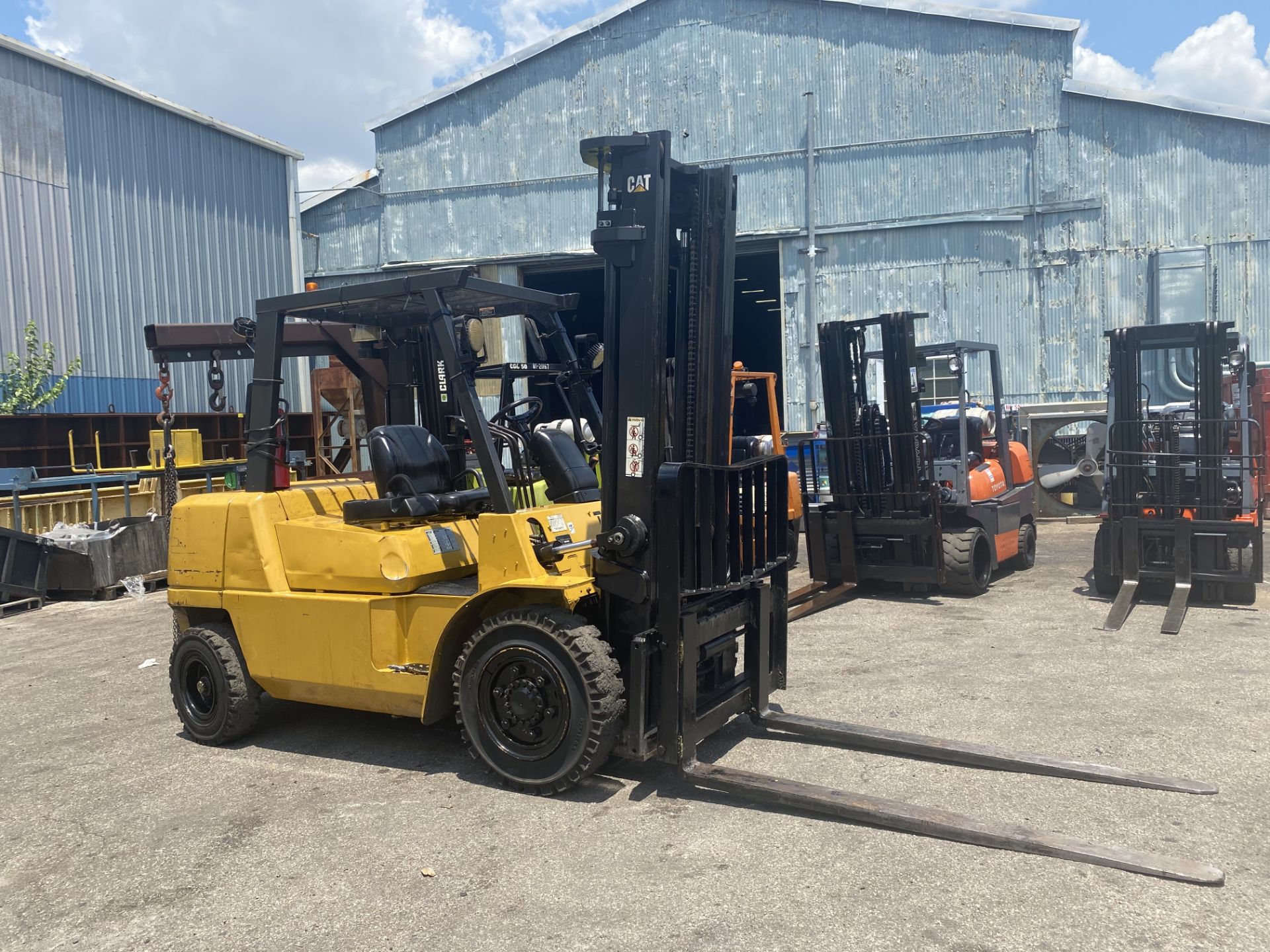 8,000 LB. CAPACITY CAT MODEL DP40KL FORKLIFT - Image 2 of 7