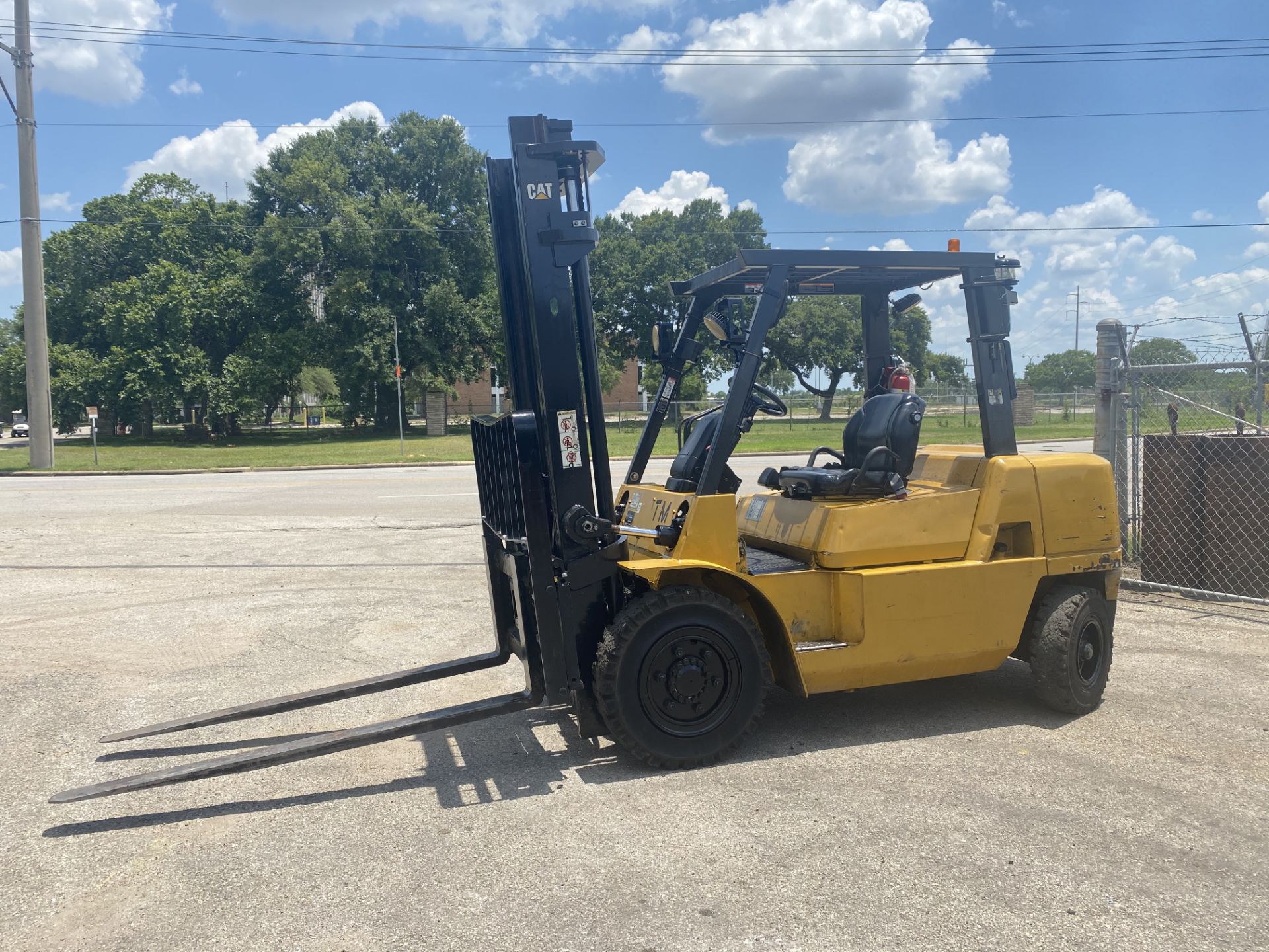 8,000 LB. CAPACITY CAT MODEL DP40KL FORKLIFT - Image 4 of 7