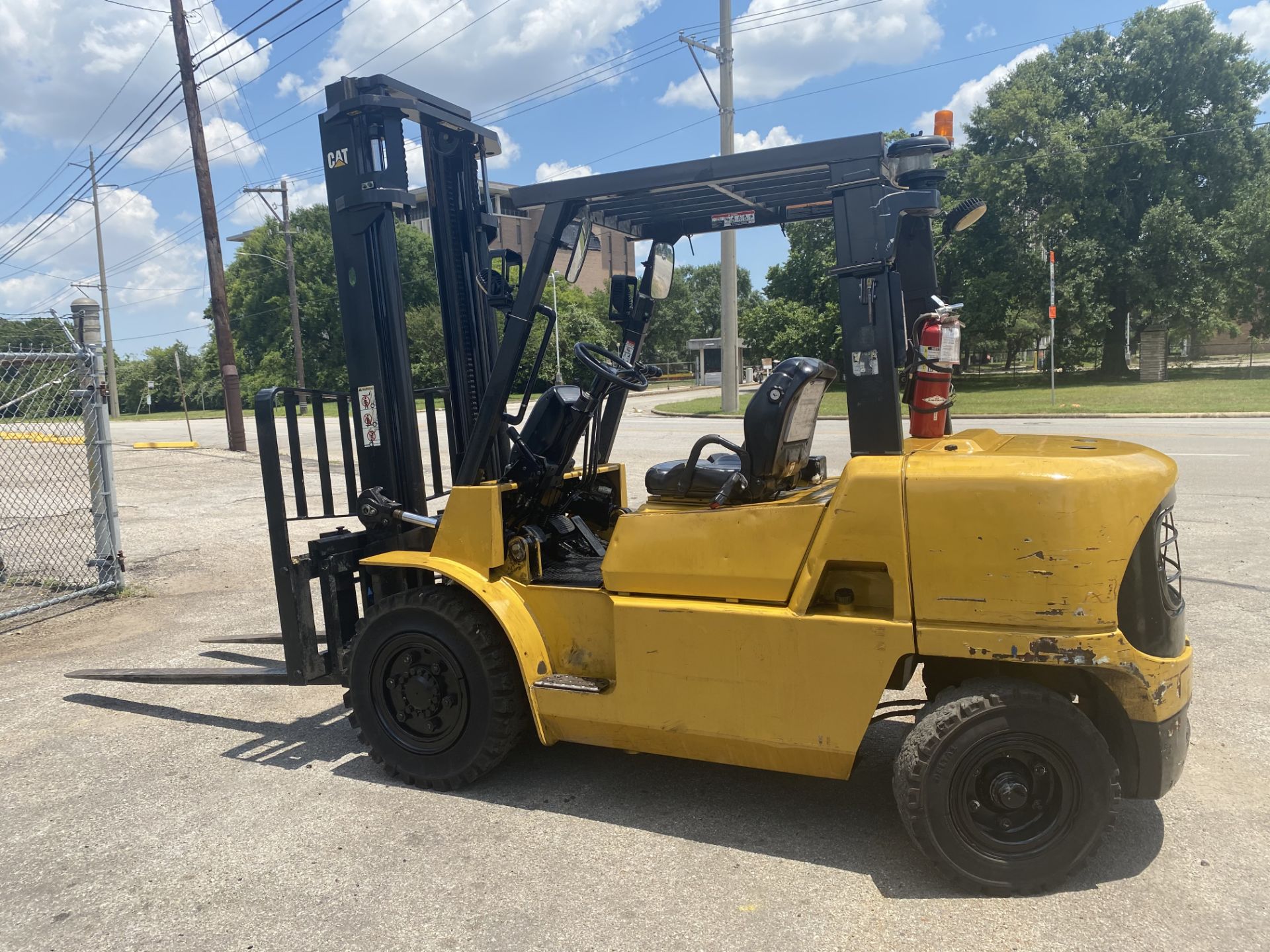 8,000 LB. CAPACITY CAT MODEL DP40KL FORKLIFT - Image 6 of 7