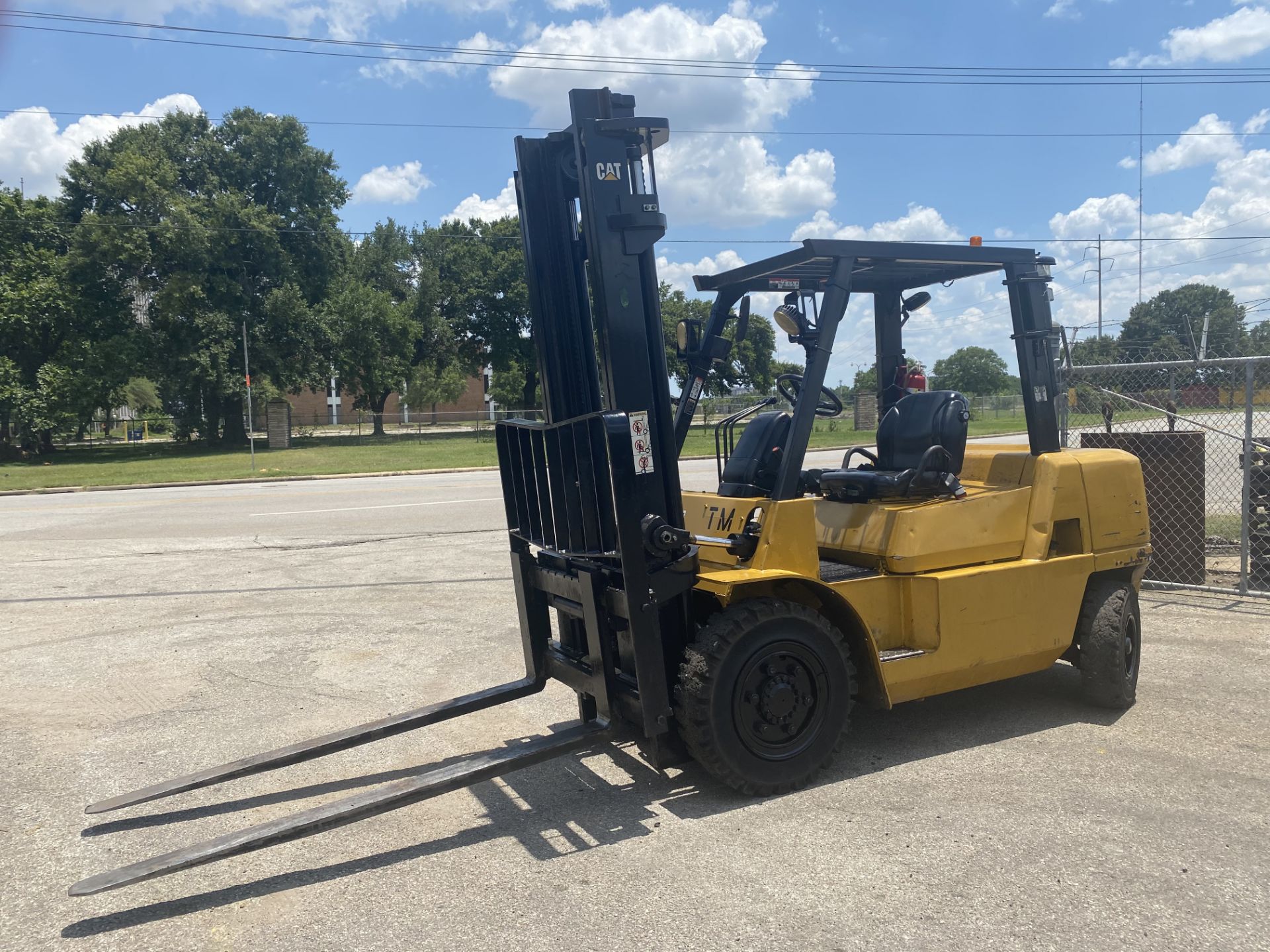 8,000 LB. CAPACITY CAT MODEL DP40KL FORKLIFT - Image 5 of 7